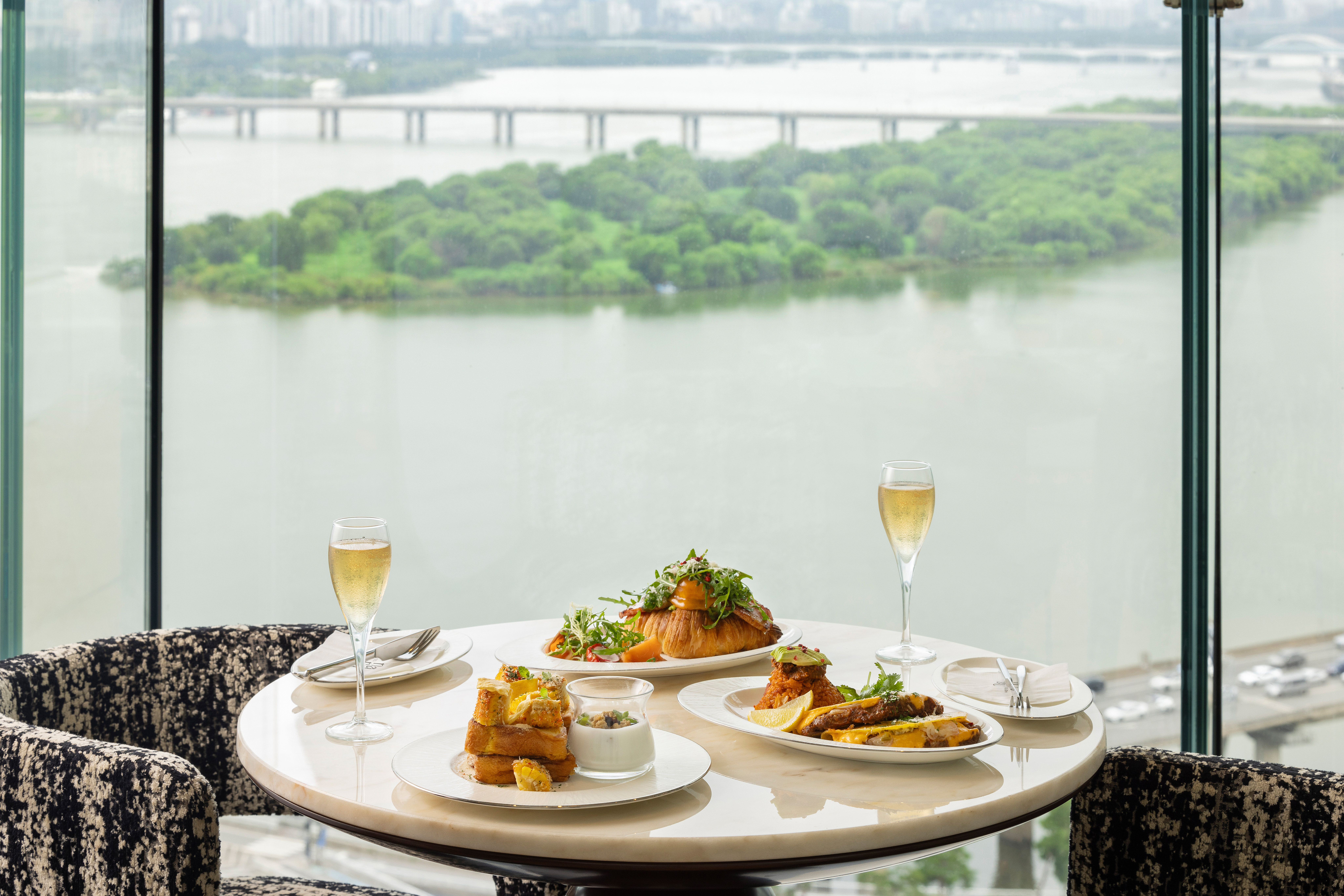 Hotel Naru Lounge & Deck 河景休息室