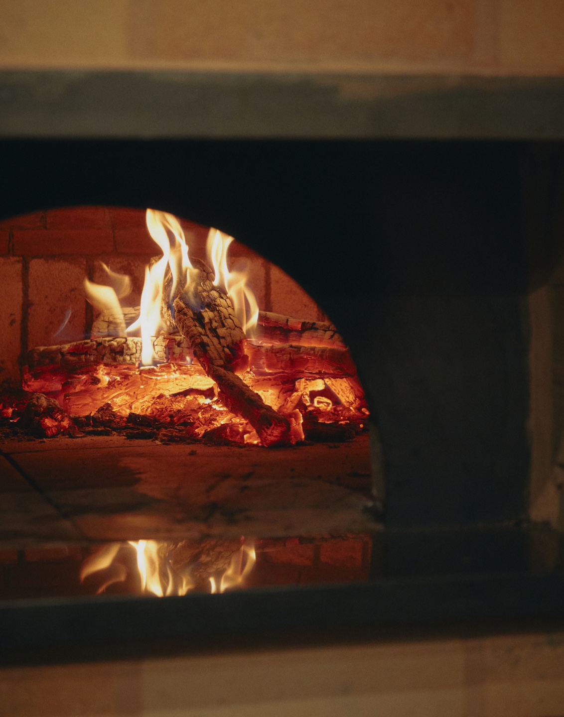 ポノ ブオーノの遅い時間のイタリアンピザとパスタシーン