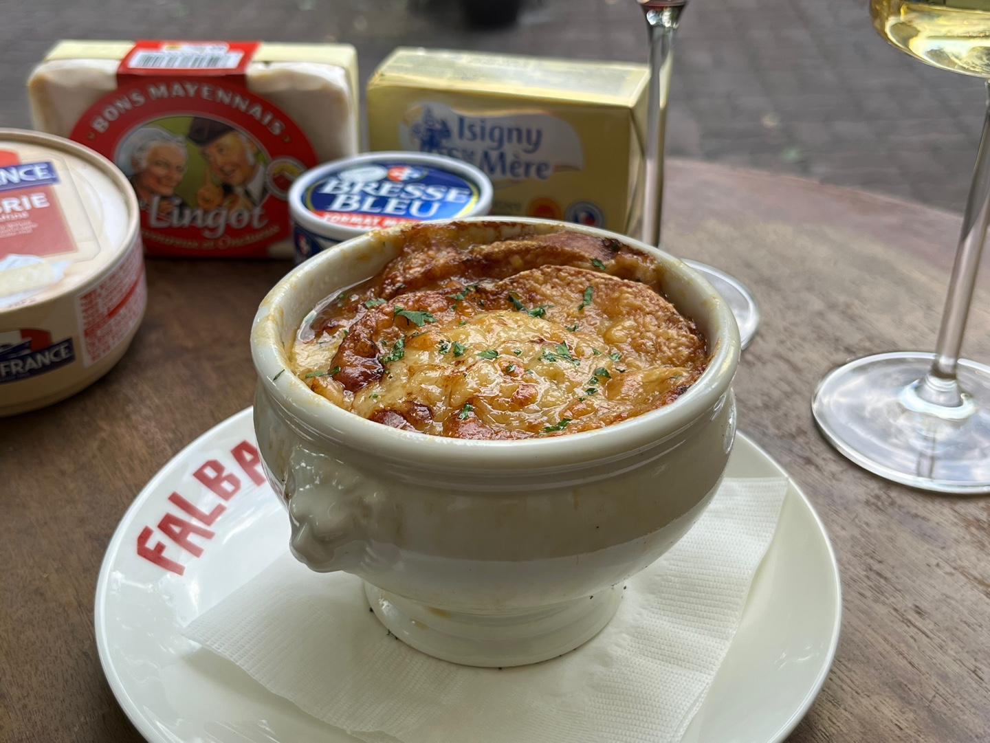 ファルバラスのパリ風三清ブラスリーの窓辺