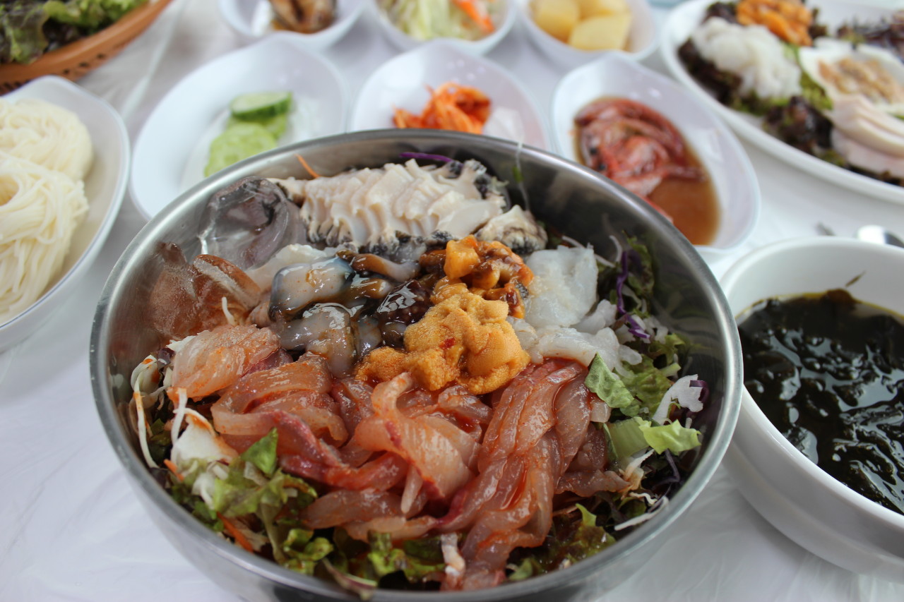 YoungSoon’s Seafood 冷菜湯和海膽拌飯