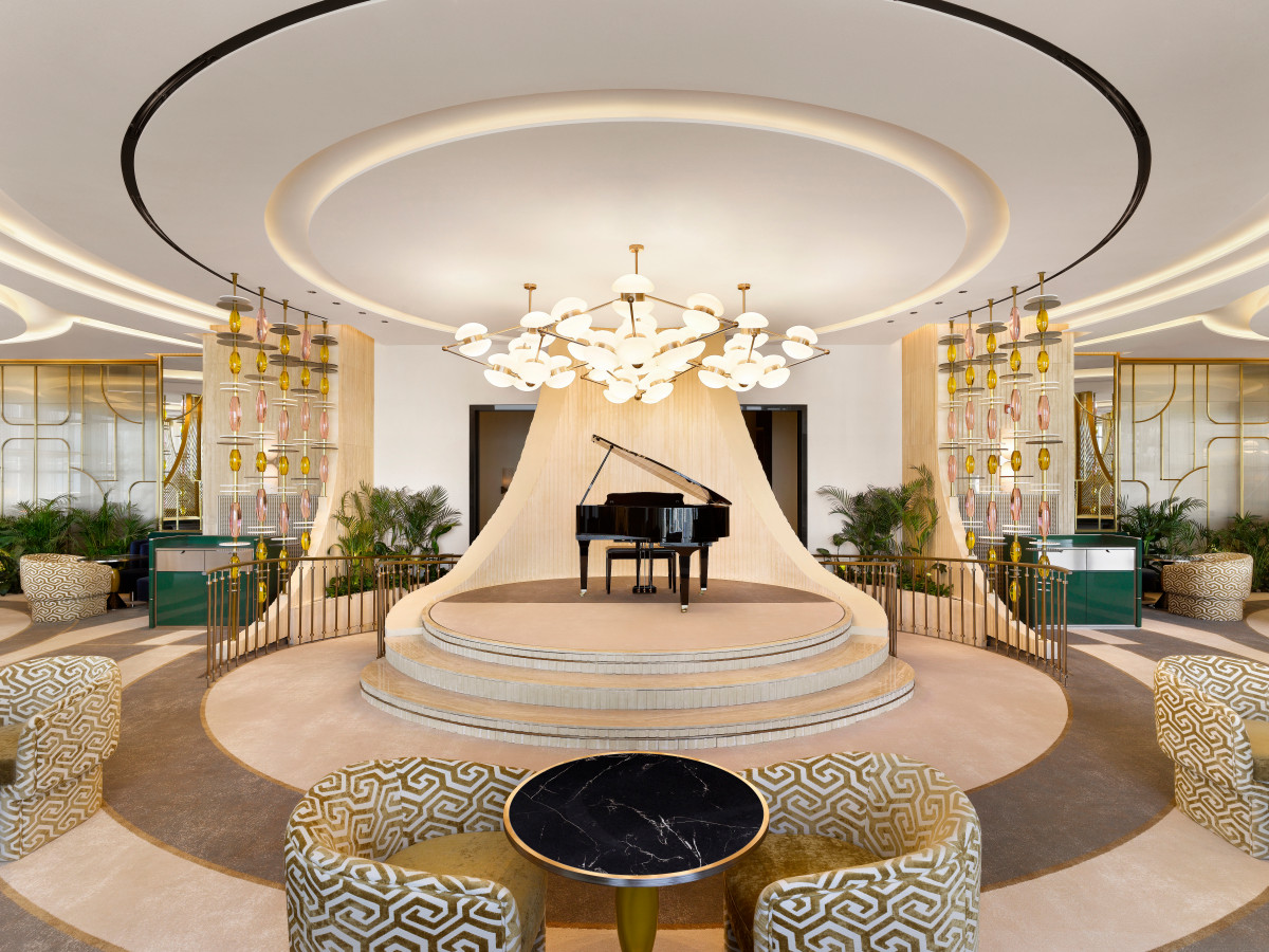 1914 Lounge & Barの高層階景色、アフタヌーンティーとシャンパン