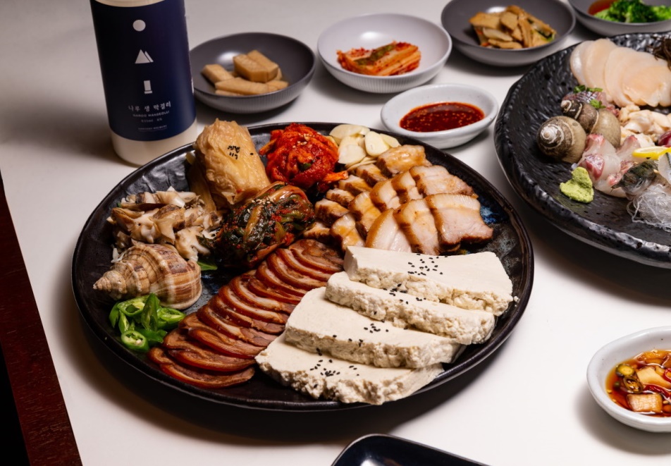 Dan-A Yeouido traditional liquors and seafood-based Korean plates