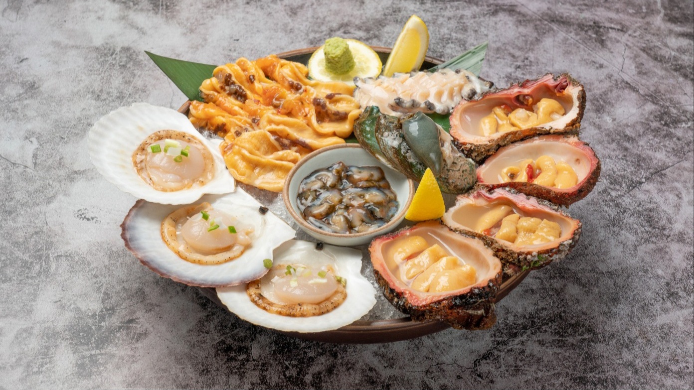 Aquarium seafood spread in Apgujeong