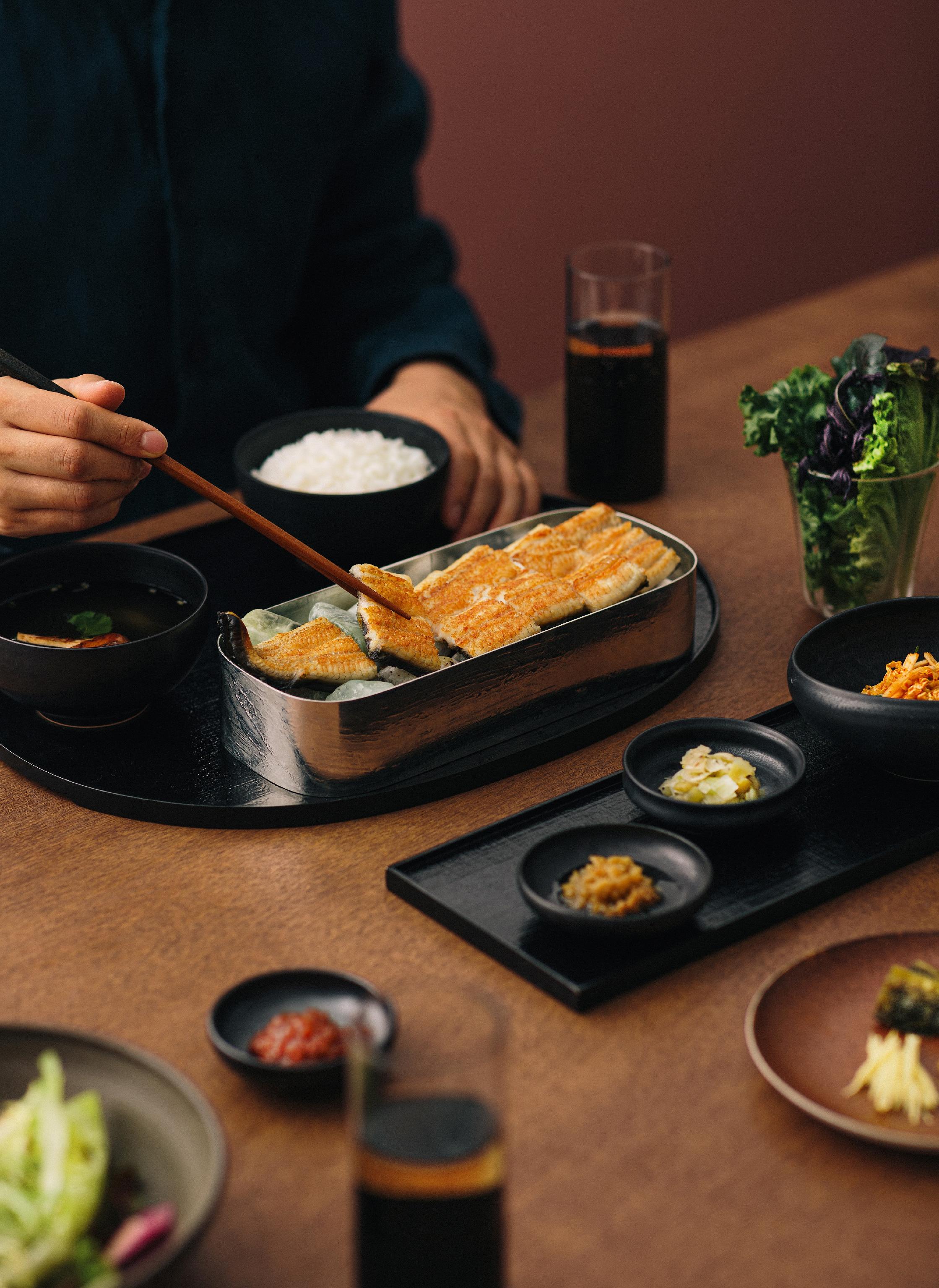 Dタワー内の広い窓から街が望める上品な鰻料理店