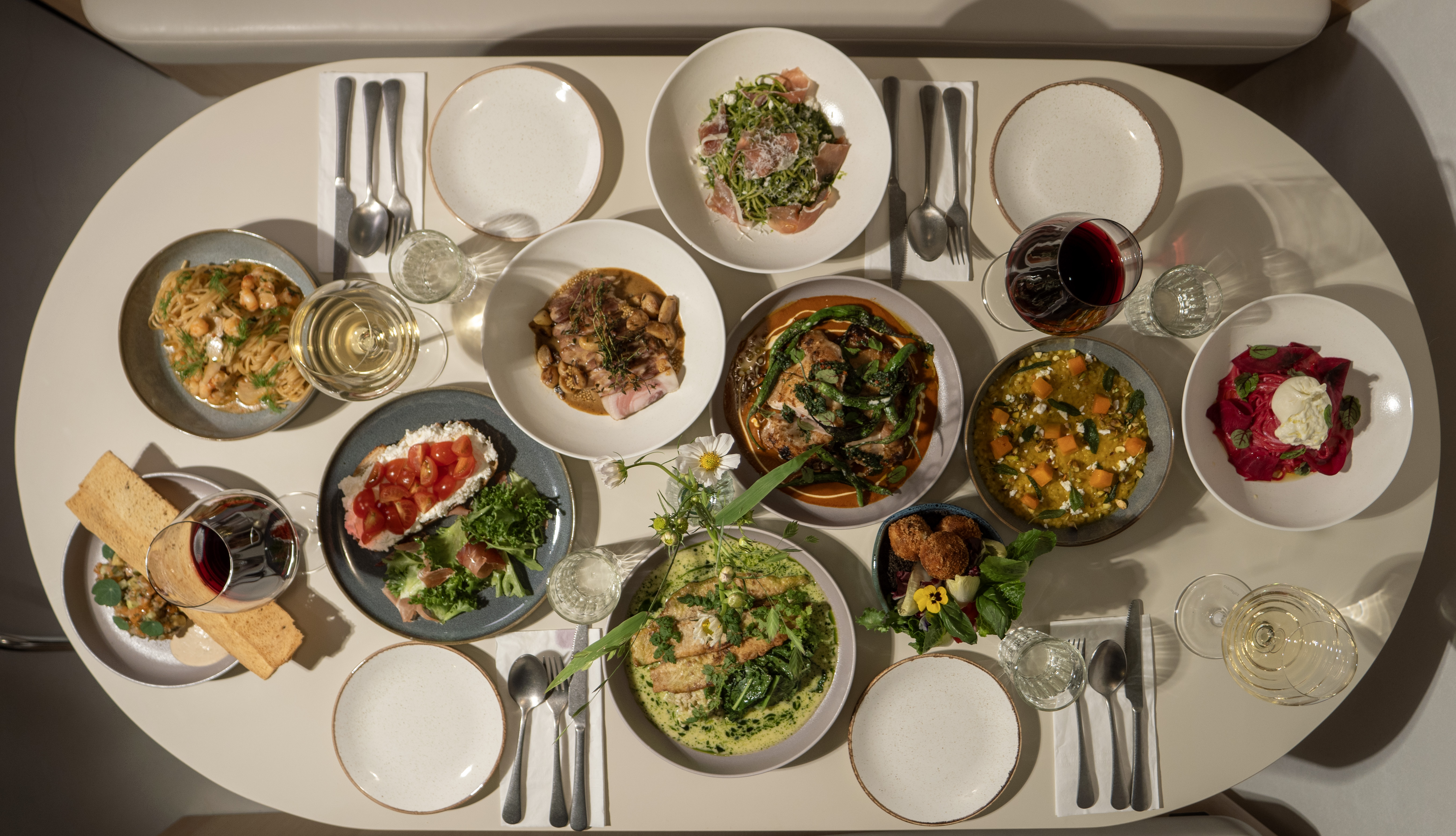 Central Yunit 國家劇院店溫室風格智慧農場用餐空間