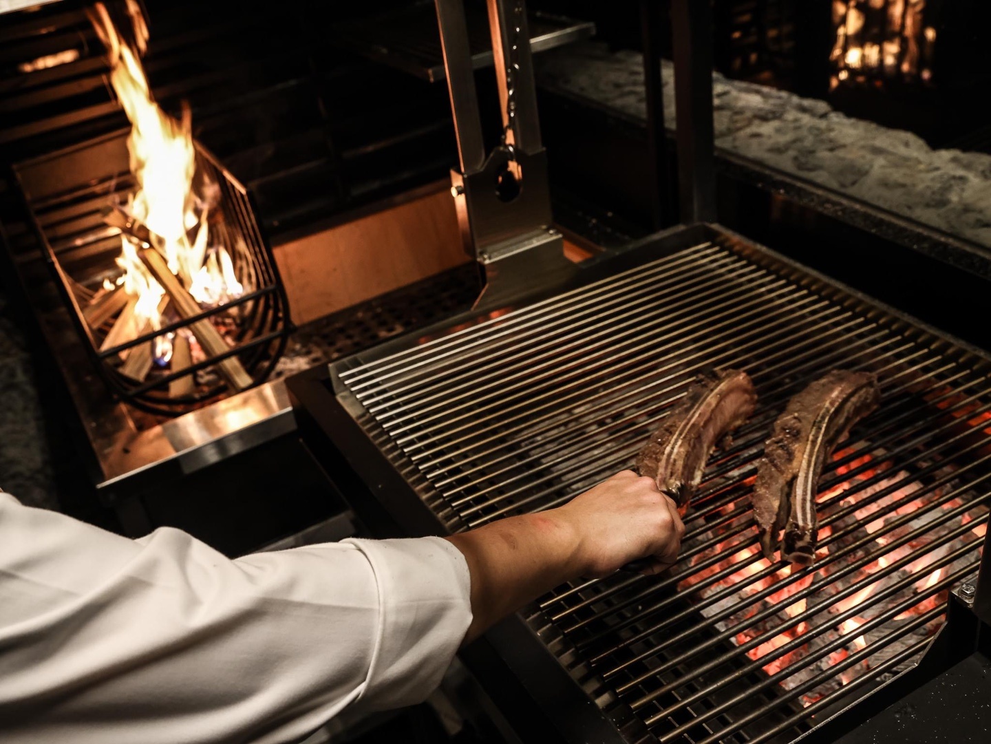 Mongtan Jeju 頂級肋排鐵盤烤製中