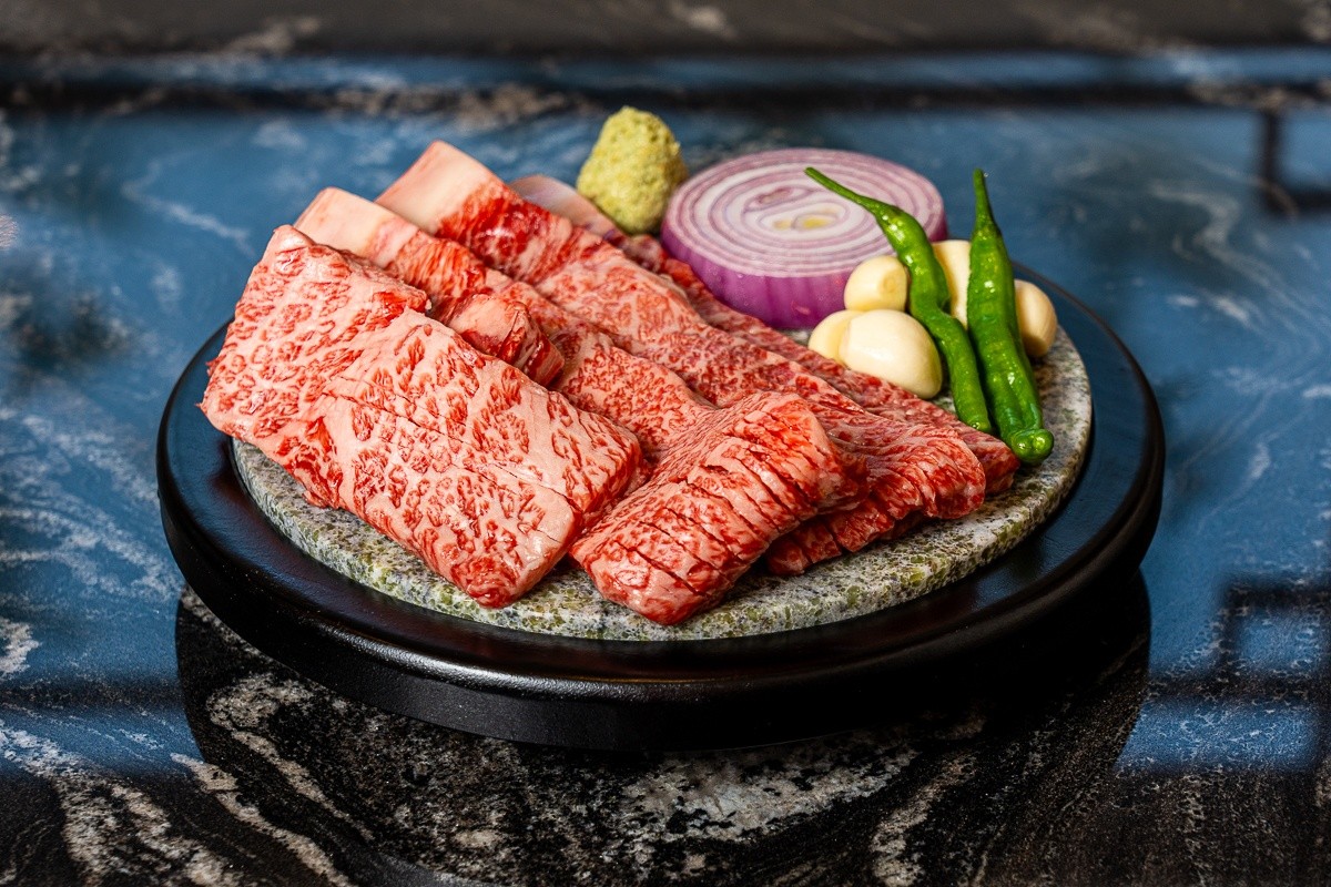 Deungbul Hanwoo short ribs and eonyang bulgogi grilling