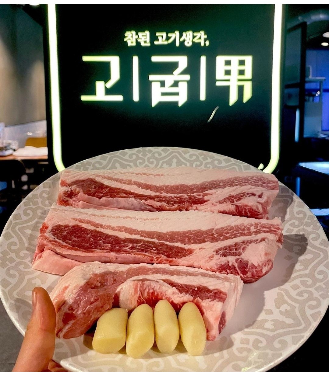 肉廚男南浦烤架上的豬五花焦糖化