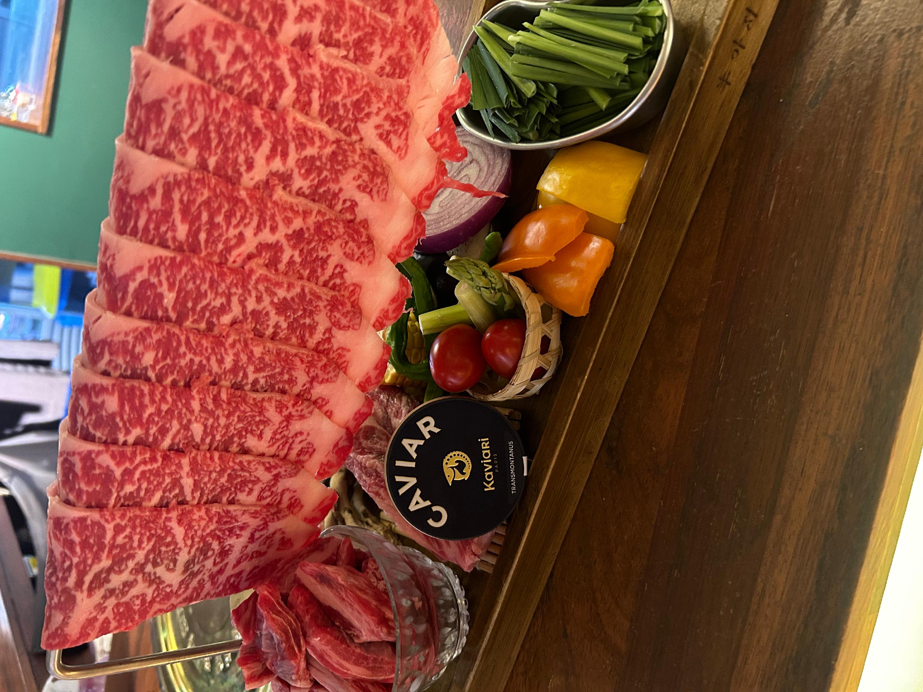 光化門우아지경優雅桌席擺盤韓牛與紅酒