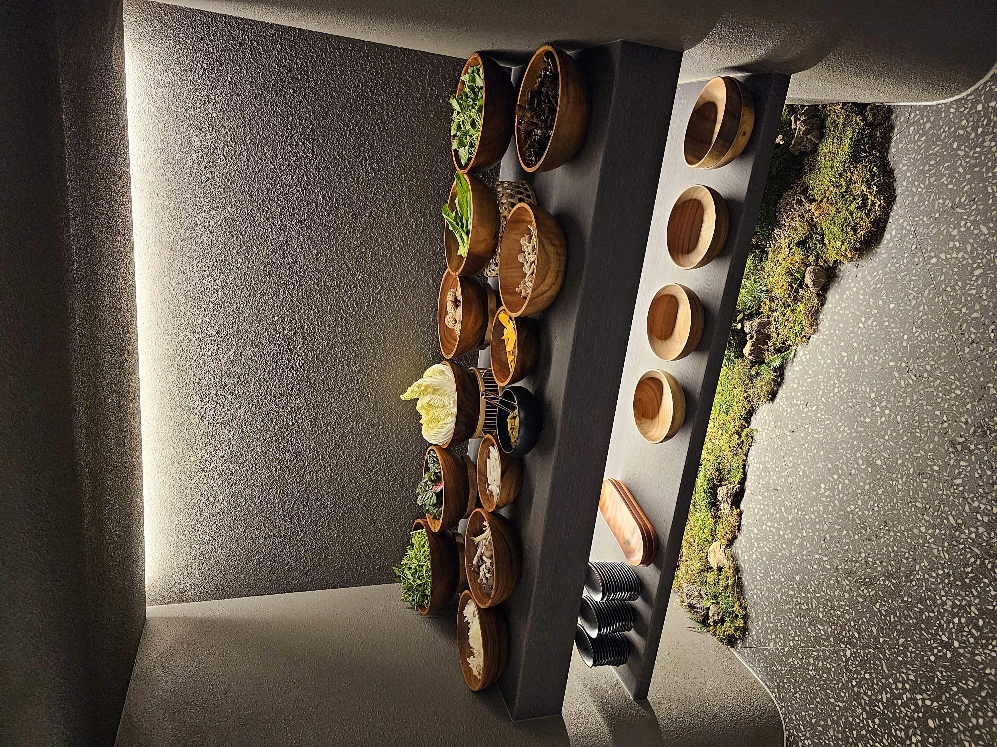 日差しが差し込む窓辺のSobokjaeプレミアムしゃぶしゃぶテーブル