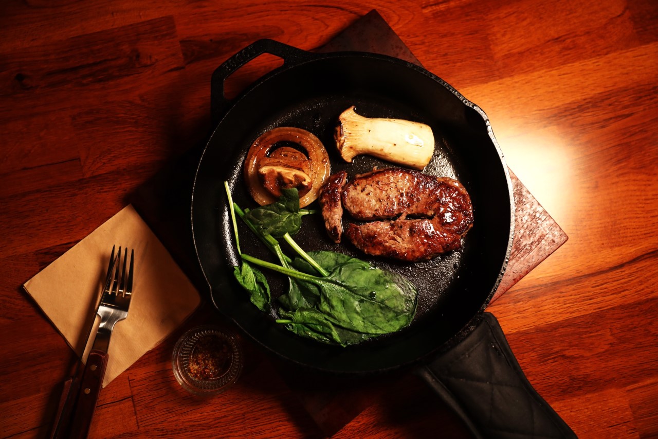 Plate 946 ragu pasta and pan steak served for two