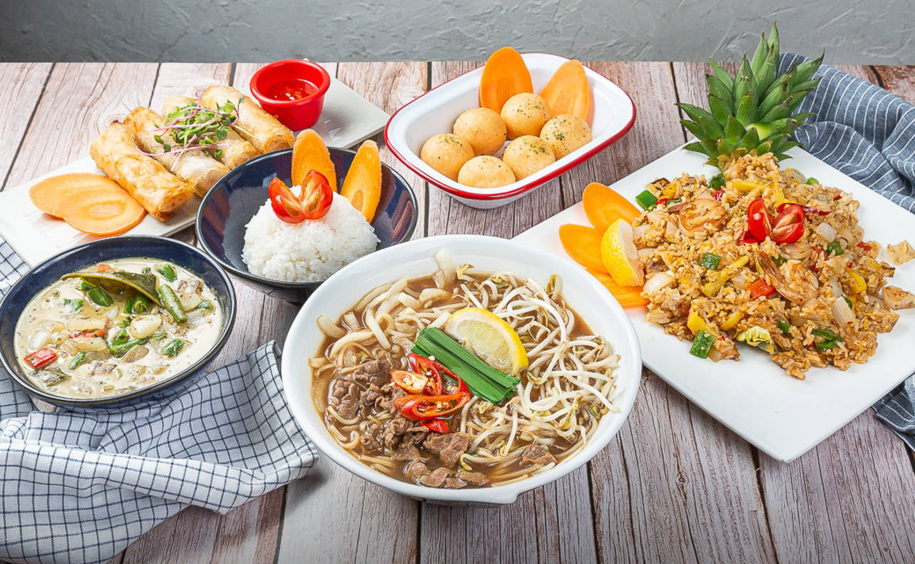 Seochon Gyeongbokgung-area Thai noodles and curry spread