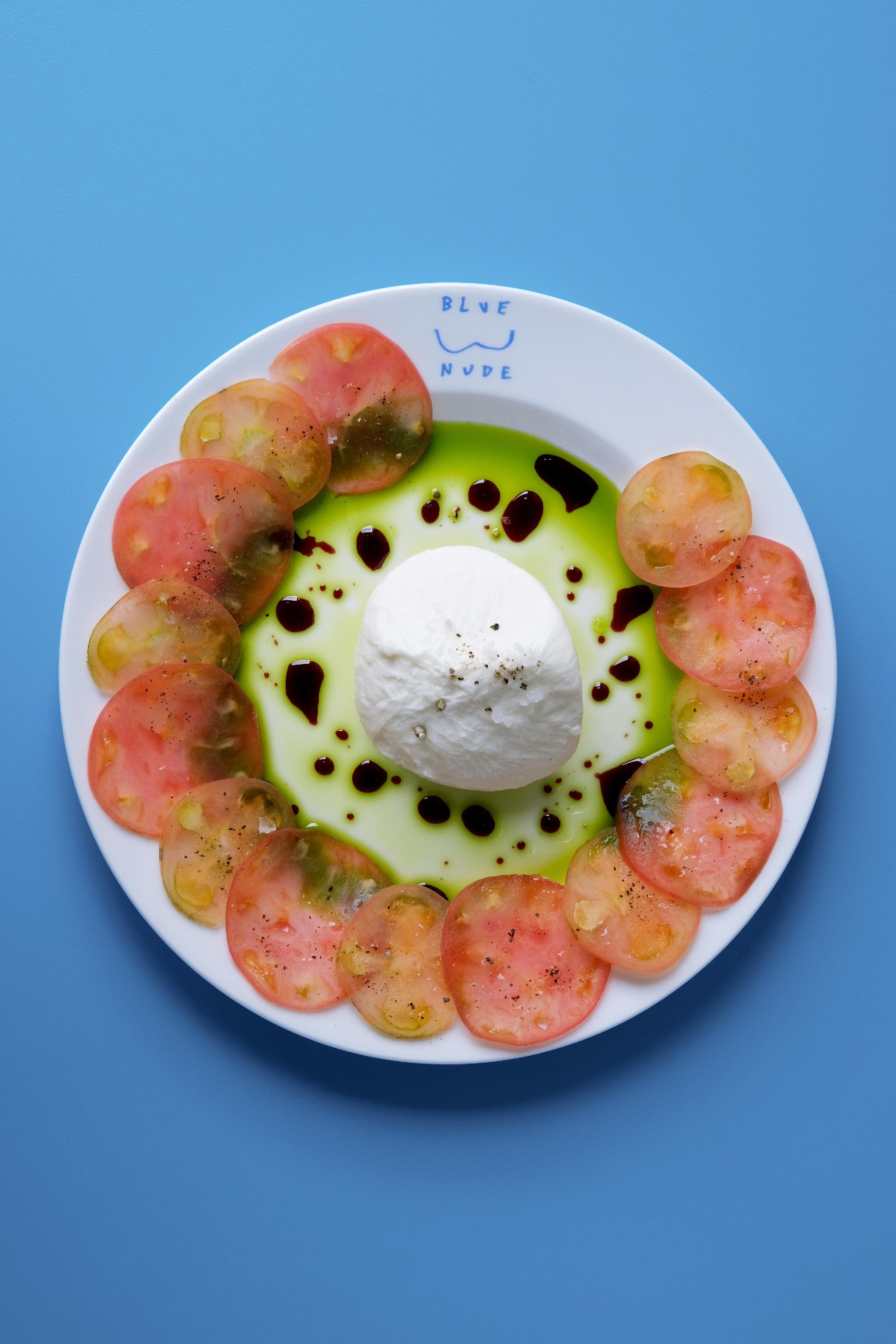 BLUE NUDE自然酒吧的菜品与酒瓶，位于汉南