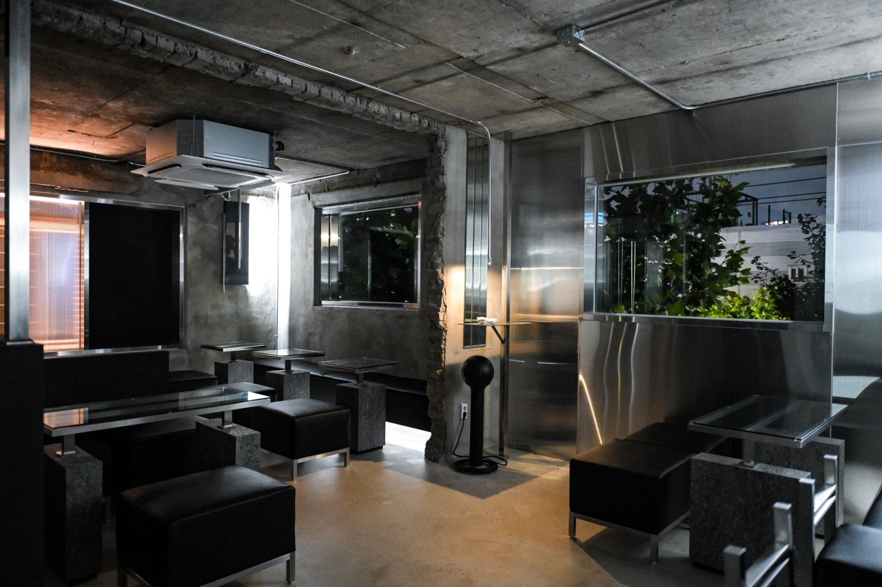 TATD鸡尾酒吧，唱片机与昏暗灯光