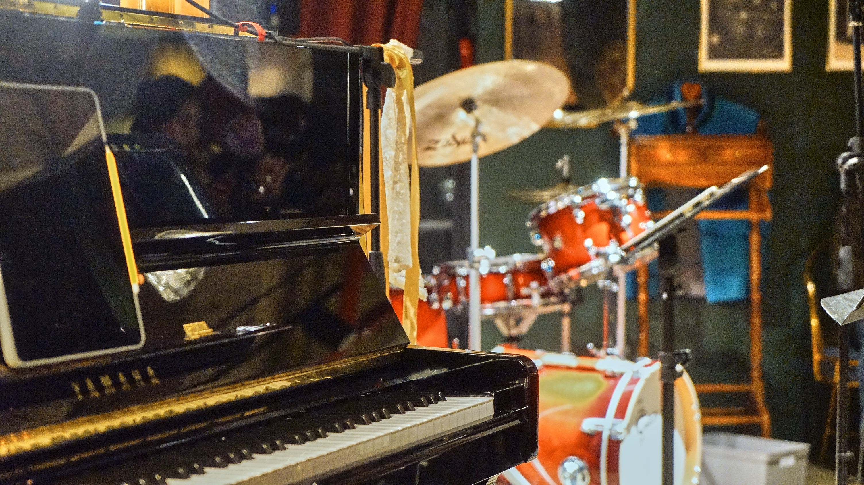 LIBRO Euljiro jazz stage with warm lights and wine