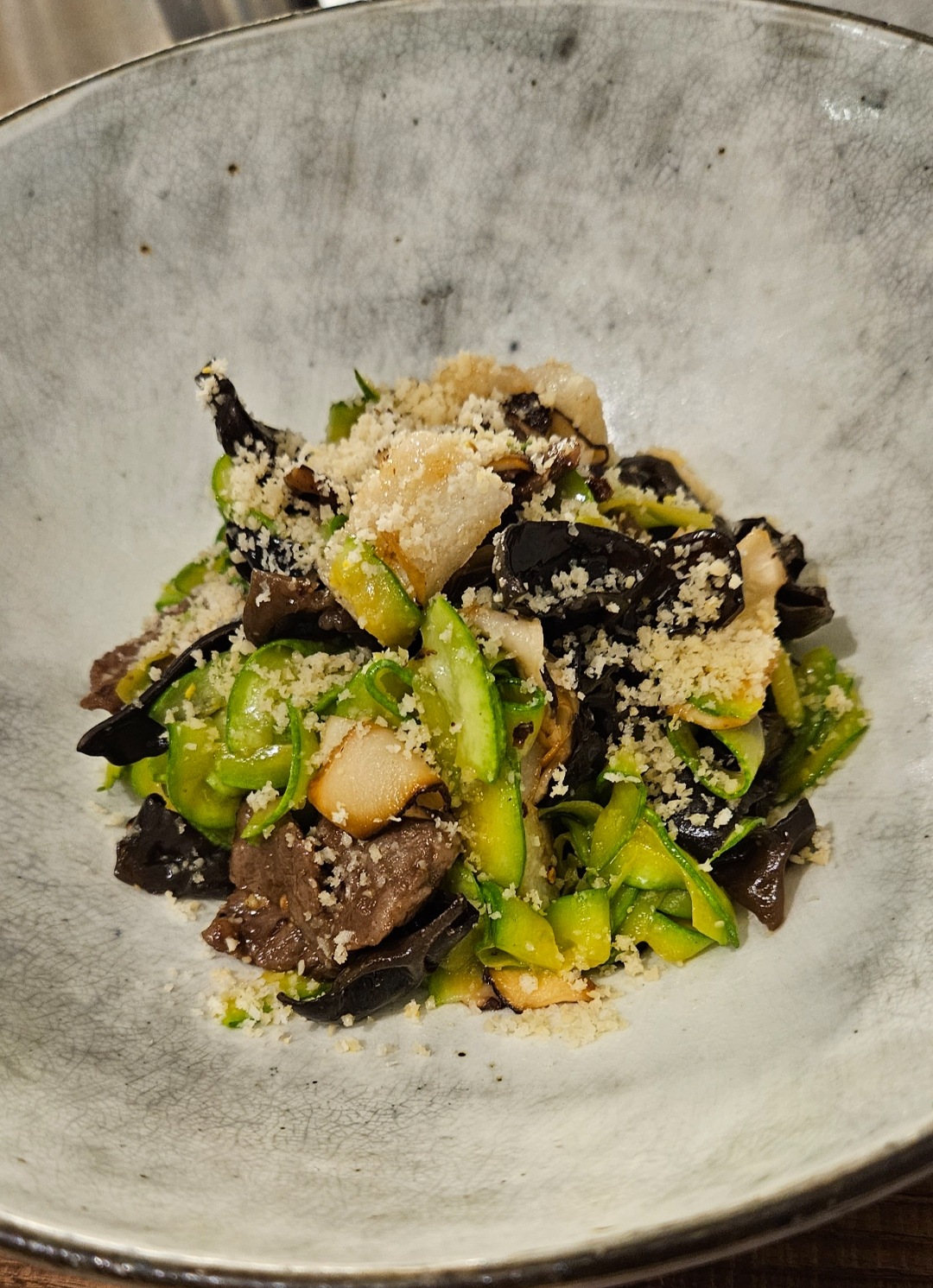 Roda呈現純白拌飯搭配海苔湯的寧靜餐桌氛圍