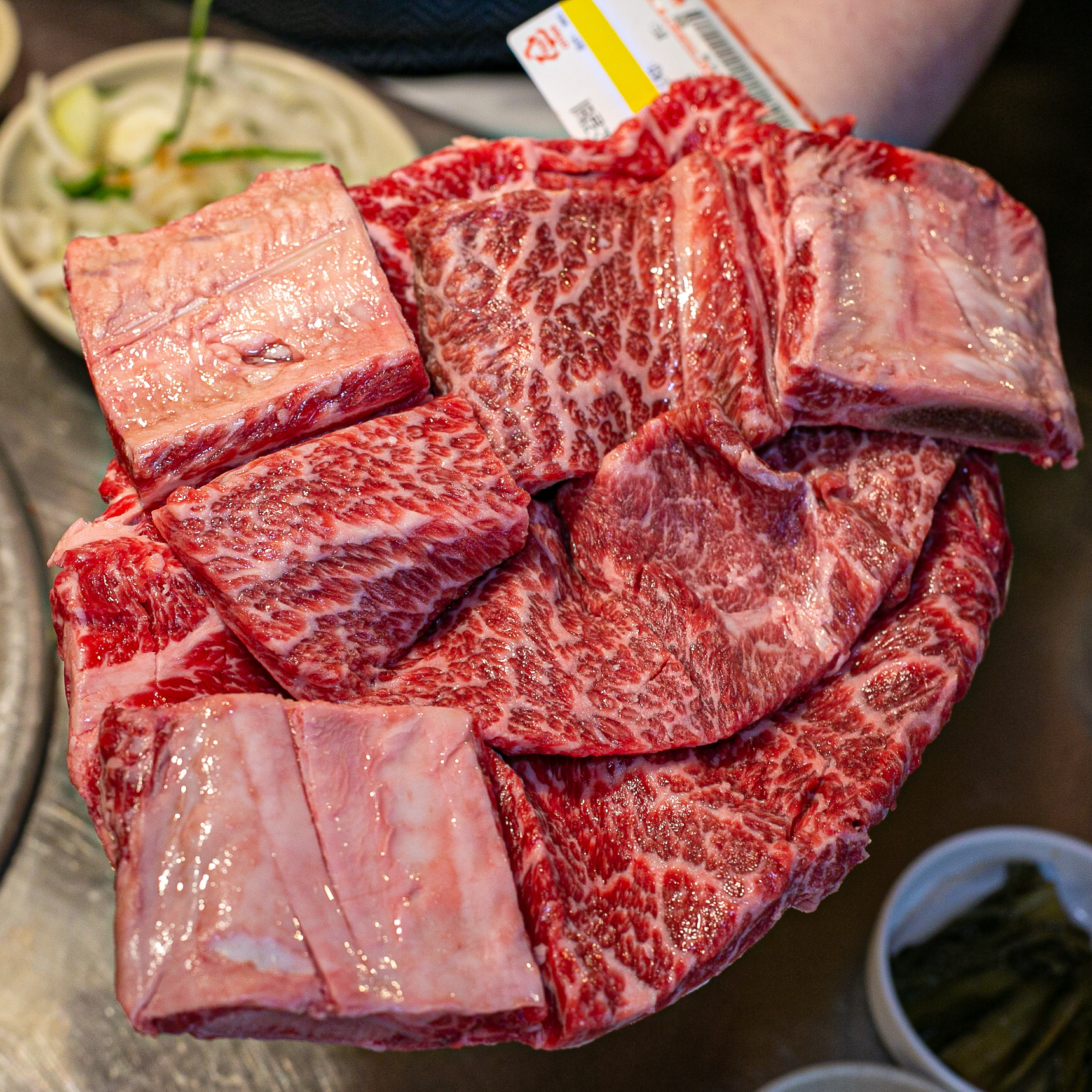 南陽洞 양문 신당점 炭火烤갈비在烤架上滋滋作響