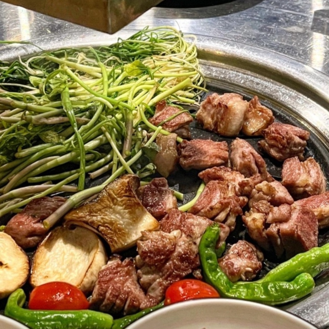 Geumdonmigaのクロスエイジングされた肉の並ぶ上品なダイニングルーム