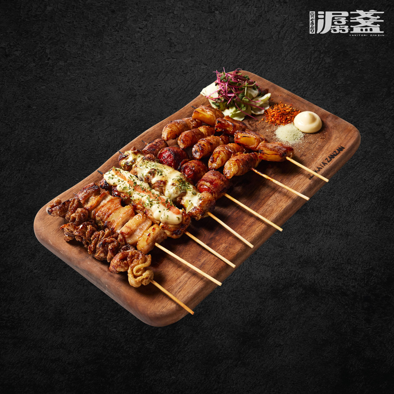 Yakitori Zanzan Magoknaruのカウンターと串焼き