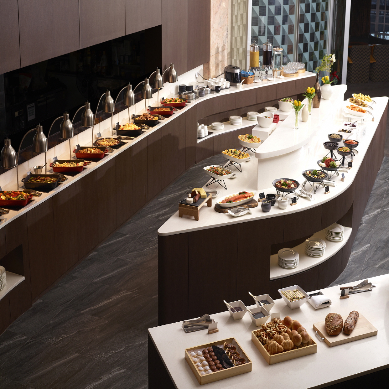 温かい照明のサムジョンホテルマリスのビュッフェ