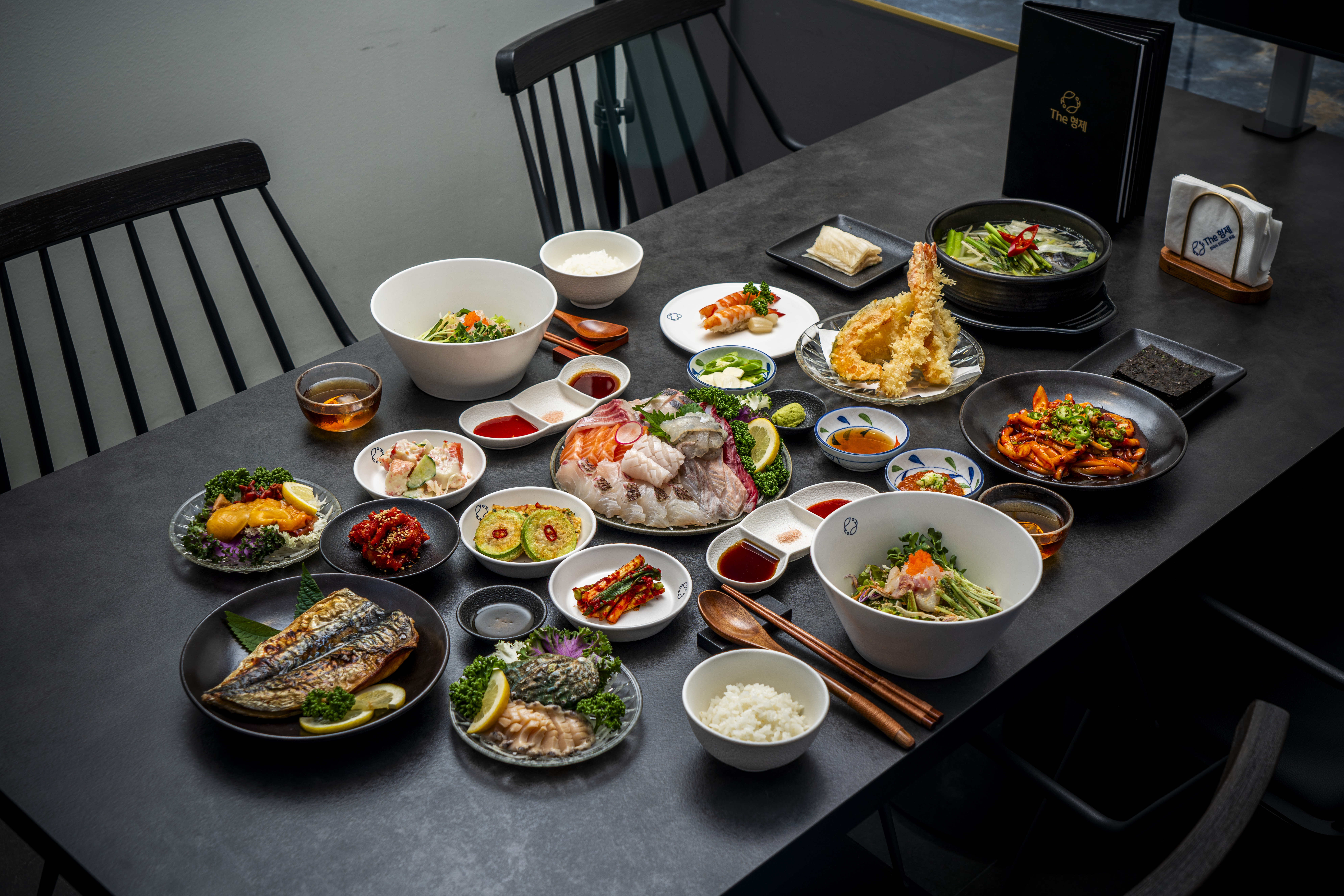 The Brother Gangnam 季节性生鱼片套餐与配菜