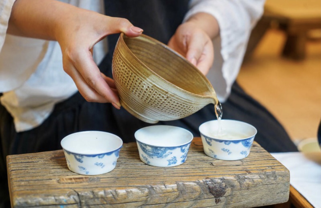 落ち着いた空間で提供される季節の茶葉とお菓子のペアリングセット、Draw Coffee&Tea