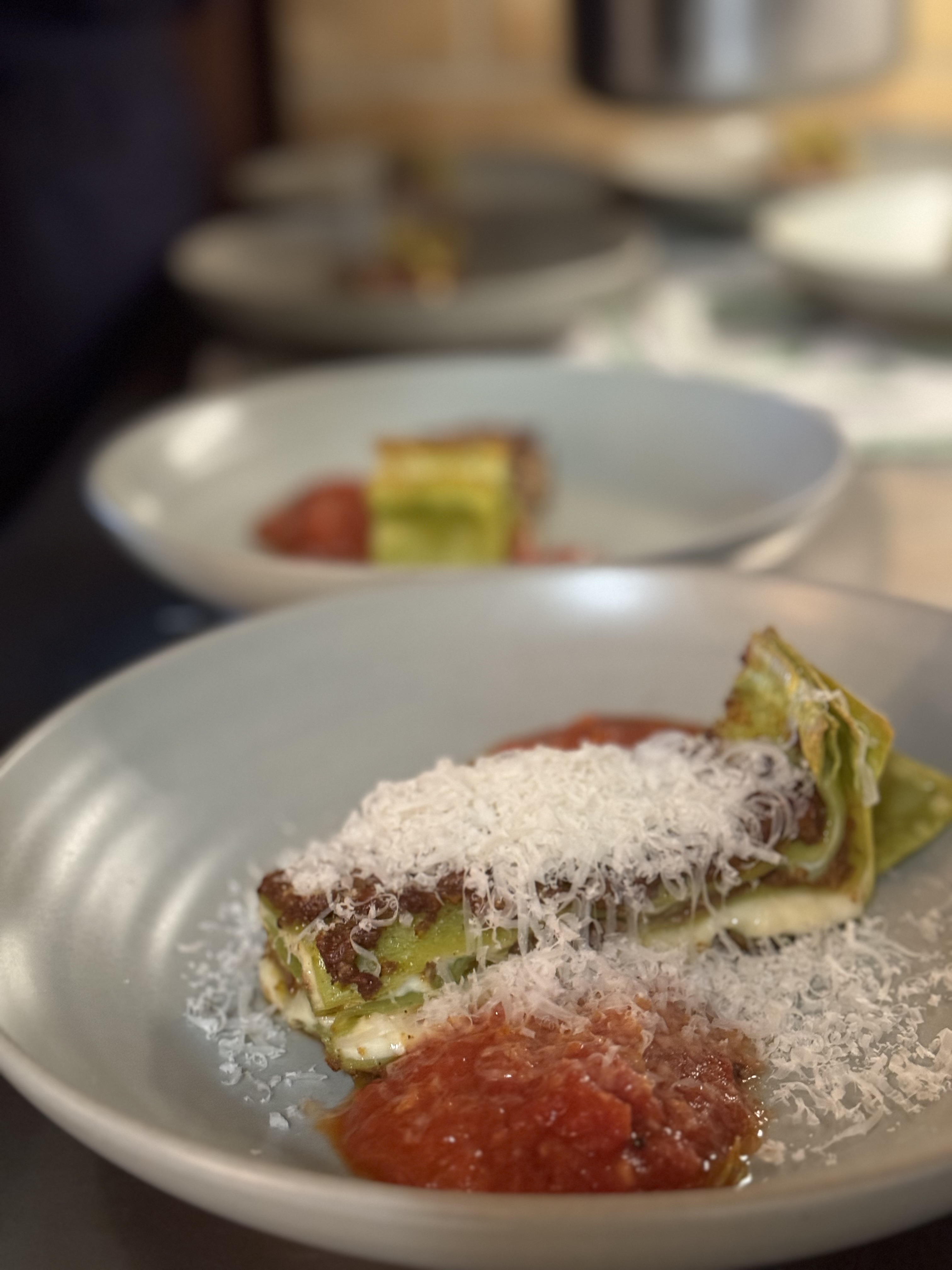 Camillo Lasagneria 2ndの層状ラザニアとパンナコッタ