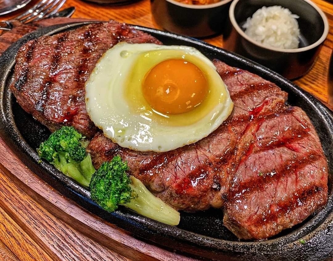 Eohung Restaurant Wangsimni—sliced steak with a deep sear