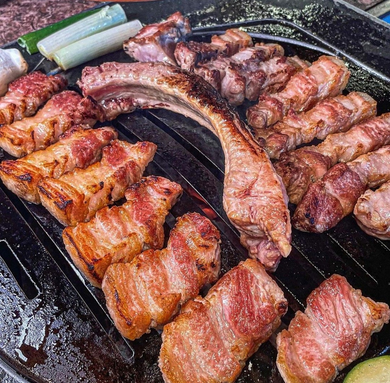 乙支路Bonehouse店正在烤熟的熟成豬肉