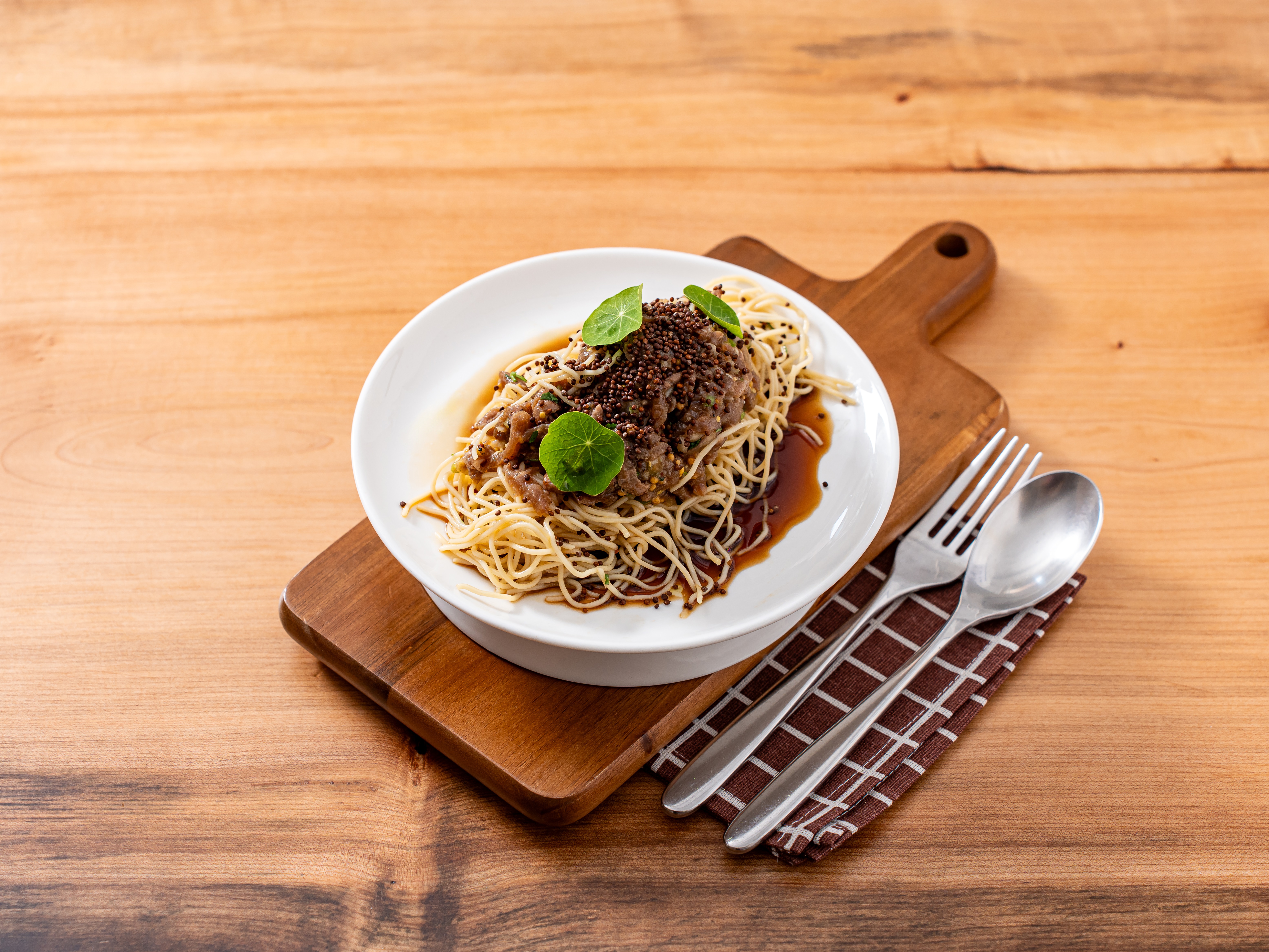 燈光昏暗的深夜小酒館，配有轉動的黑膠唱片在新沙