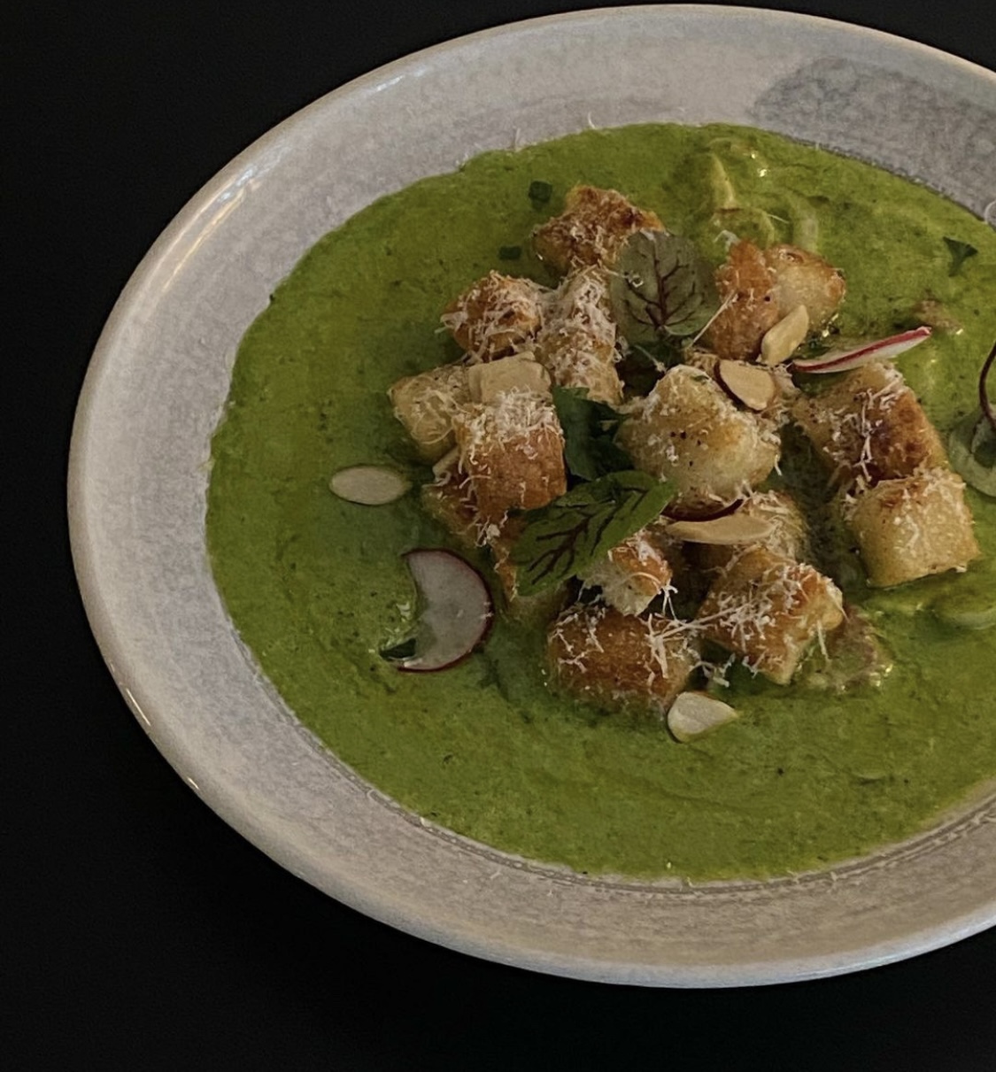 Normal Brunch在解放村的意面和土豆团子，温暖日光下