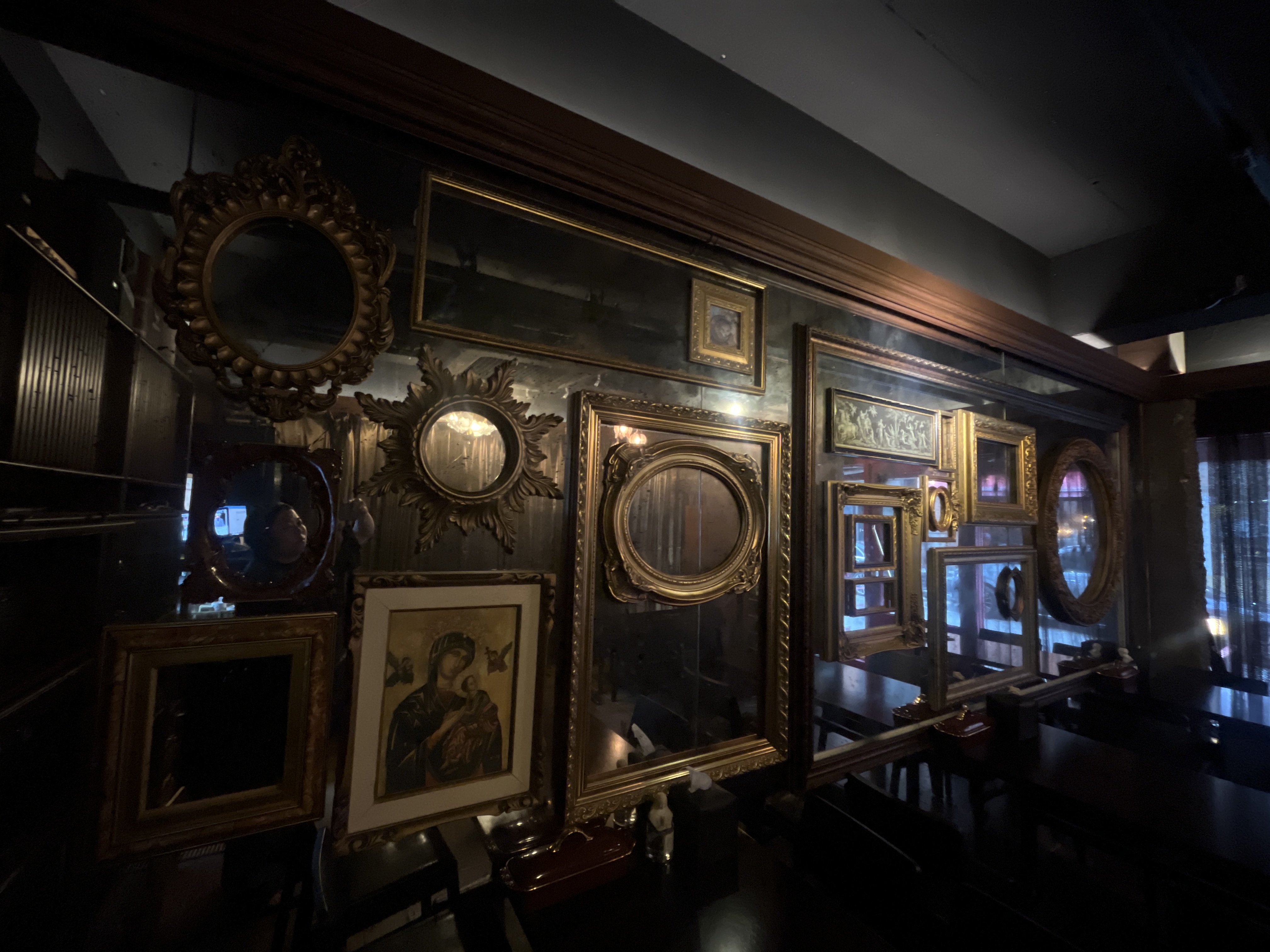 Vevannangza 溫暖燈光的親密吧台