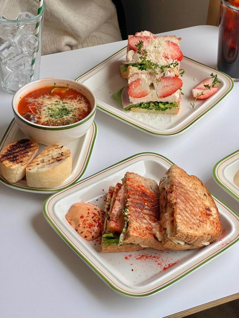 Andmeal圣水店阳光早午餐三明治和帕尼尼