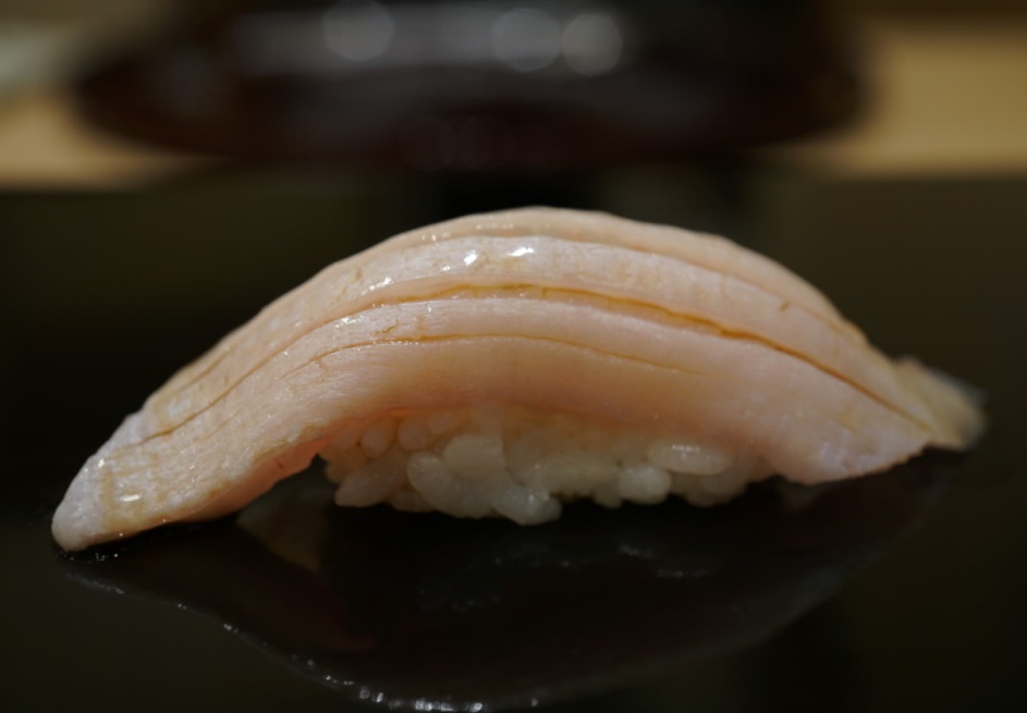 壽司光師傅在吧台精準打造握壽司米飯