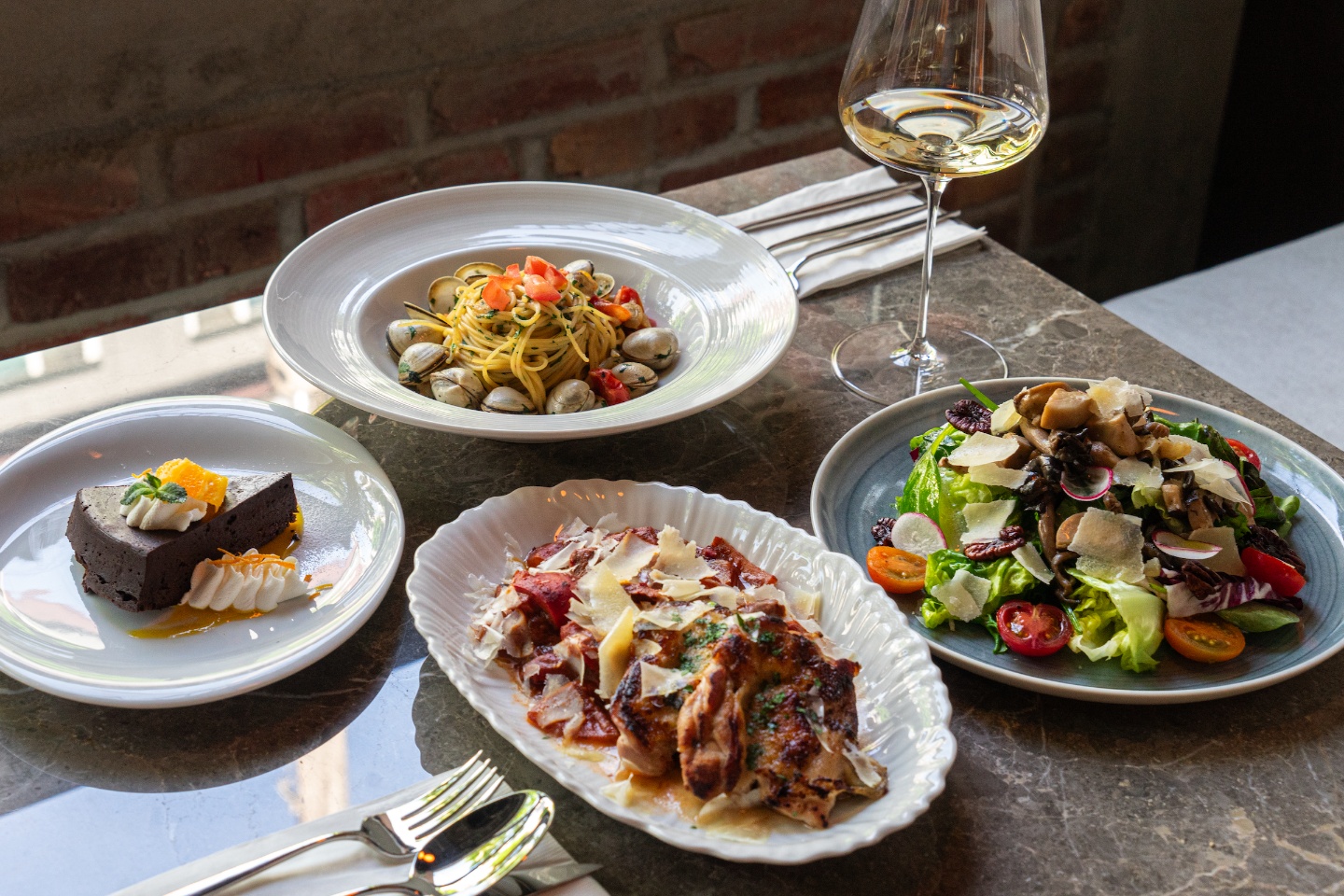 文井の天井高いワインフォワードなBistro Aのダイニングルーム