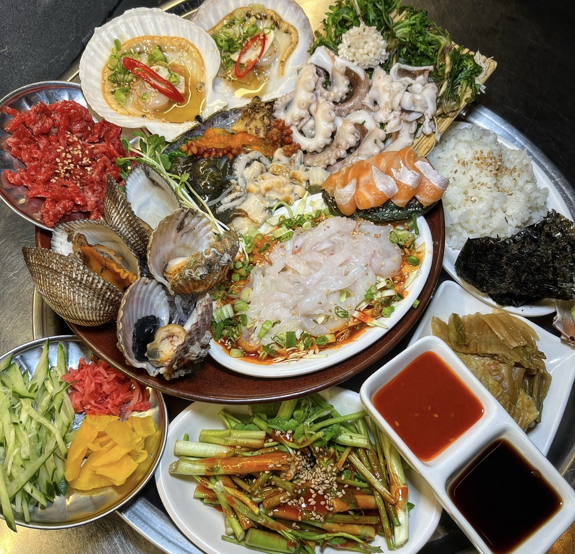 Seoul Badang seafood platters and sake cups