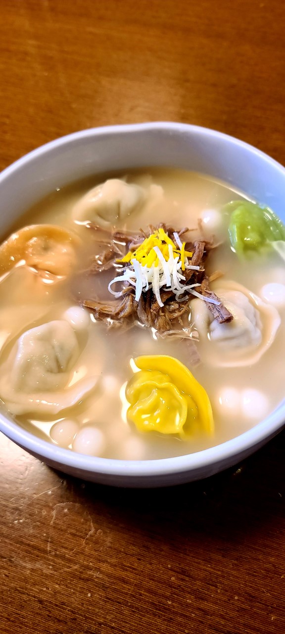 Jahasonmandoo steamed dumplings with mountain view