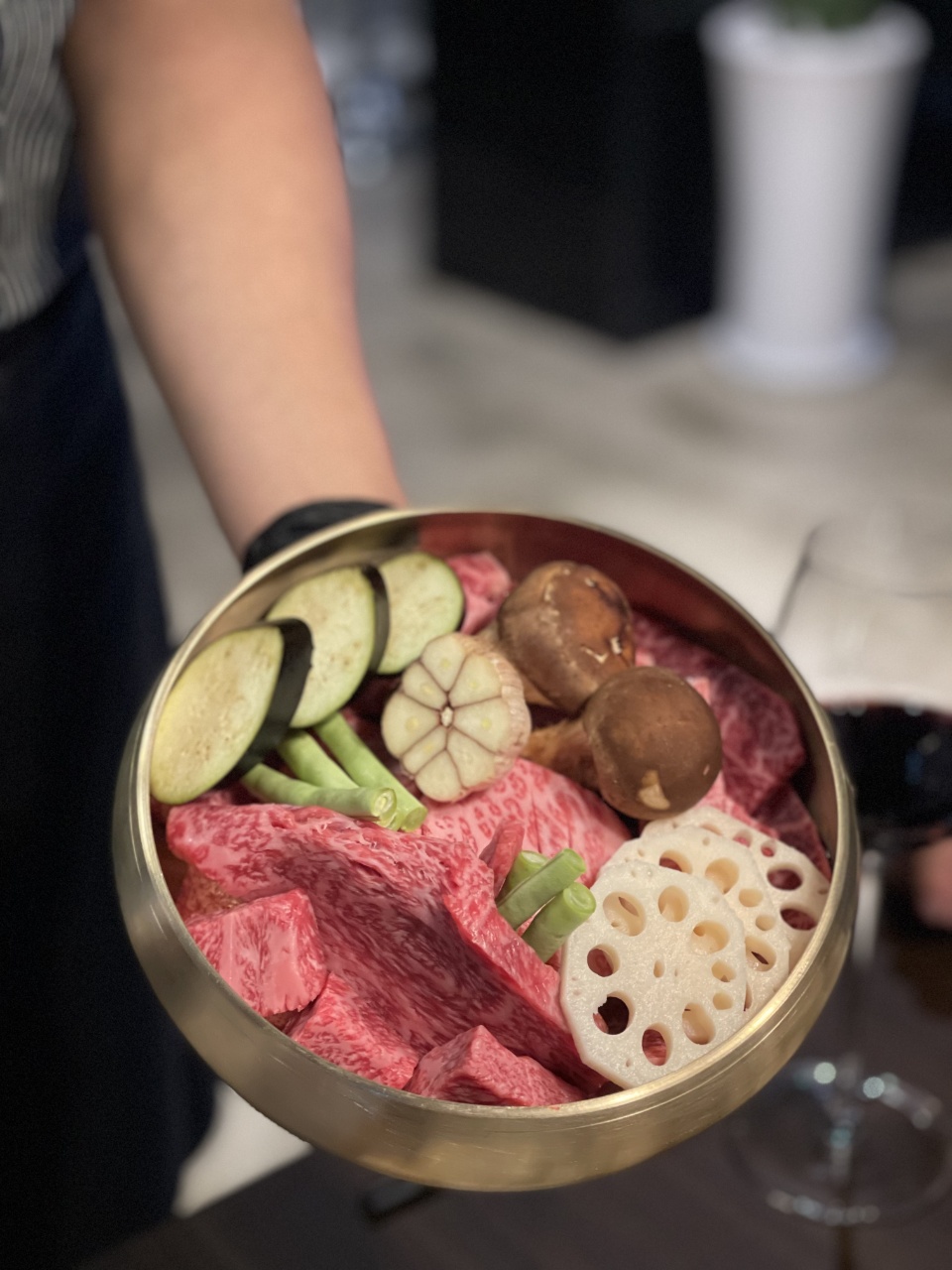 宇祖院韩牛套餐温暖灯光下摆盘