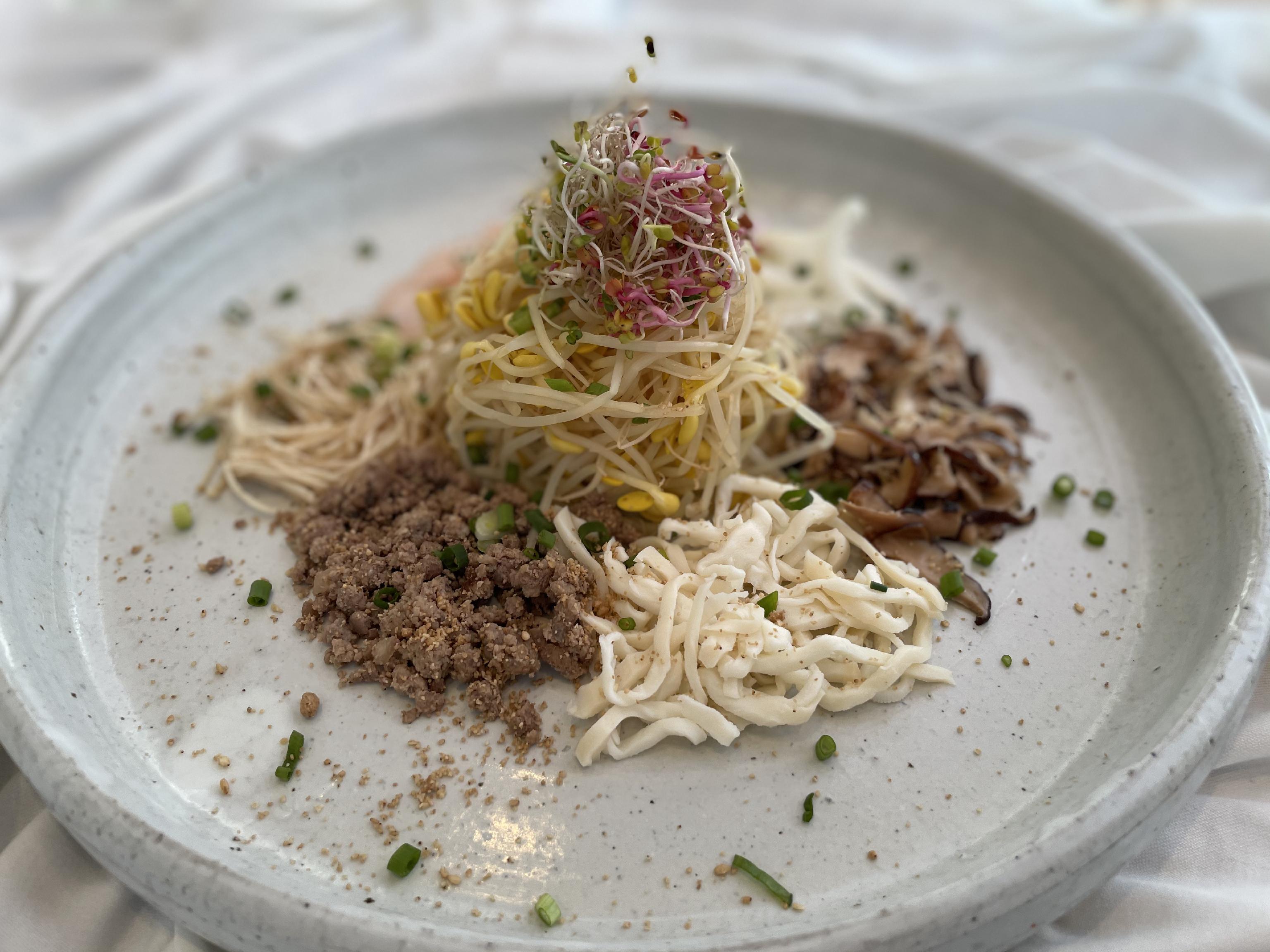 Min's Kitchen Yeonhui現代韓式餐桌，附有米飯與小菜