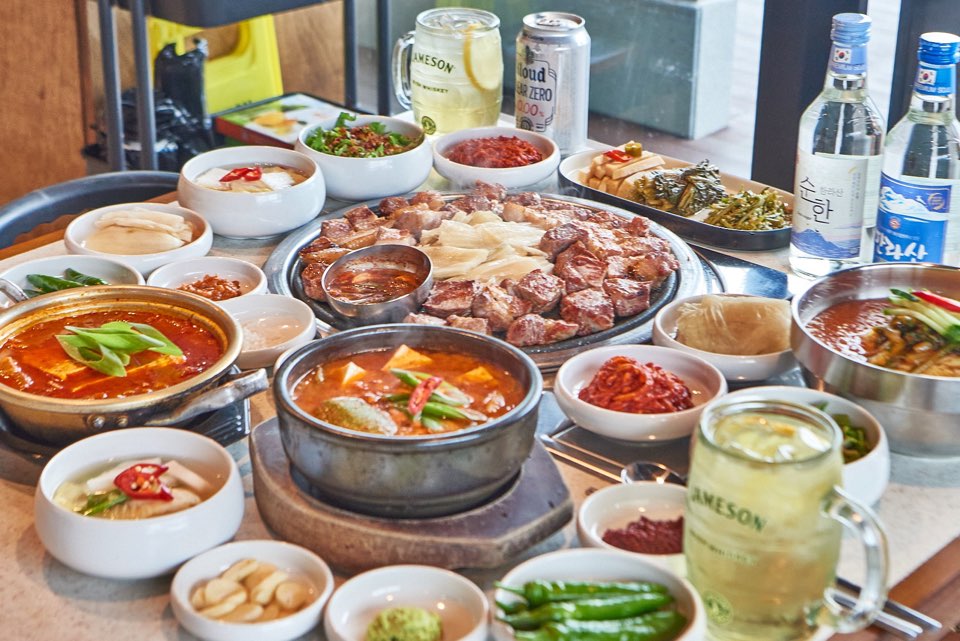 高怡亭涯月大麦稻草熏制济州黑猪肉正在烤制