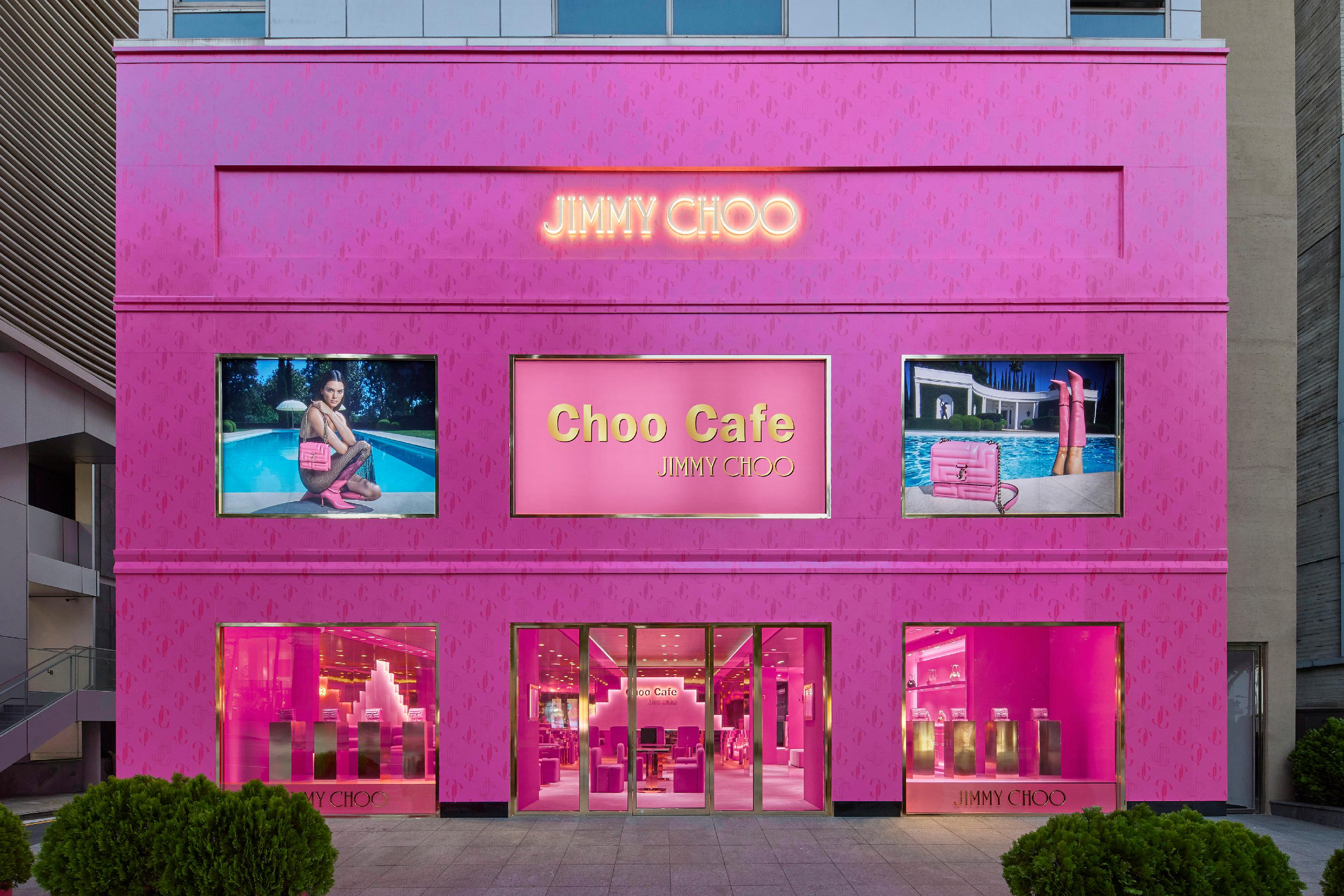 CHOO CAFE SEOUL ピンクのデザートディスプレイとコンセプチュアルな内装