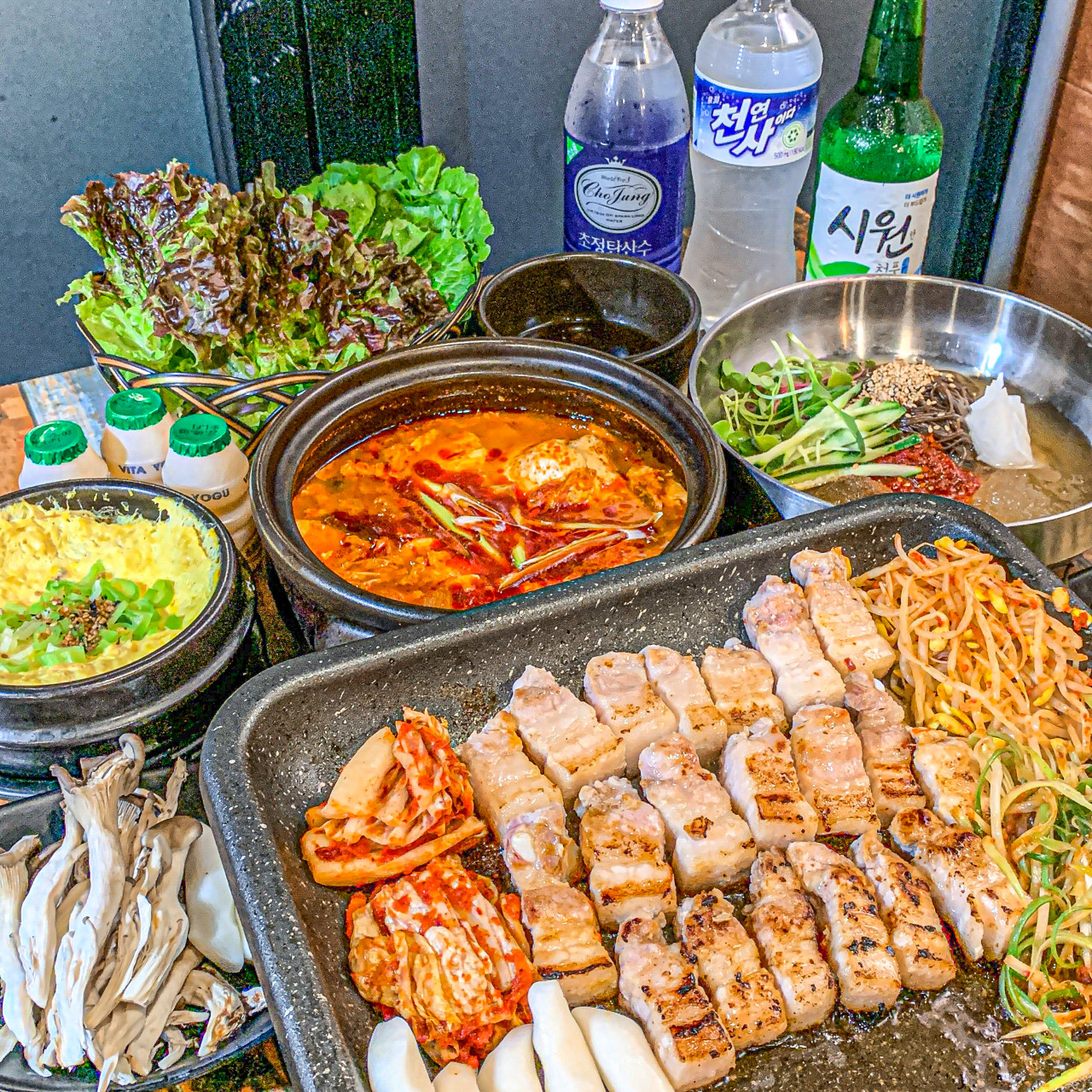 醤油味のサムギョプサルが焼き網でキャラメリゼ