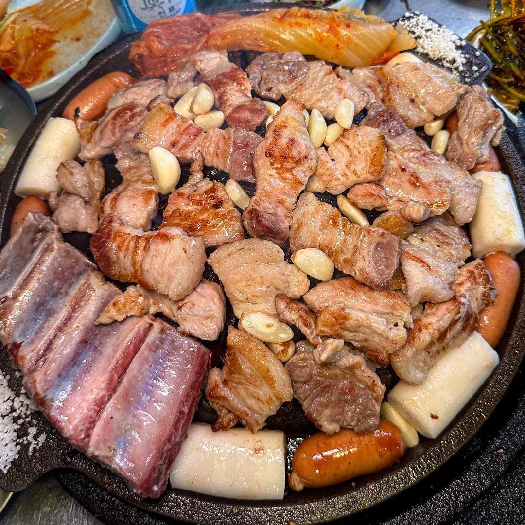 Jeonpo Neobdakkjip ibulgalbi thick sliced ribs on hot grill