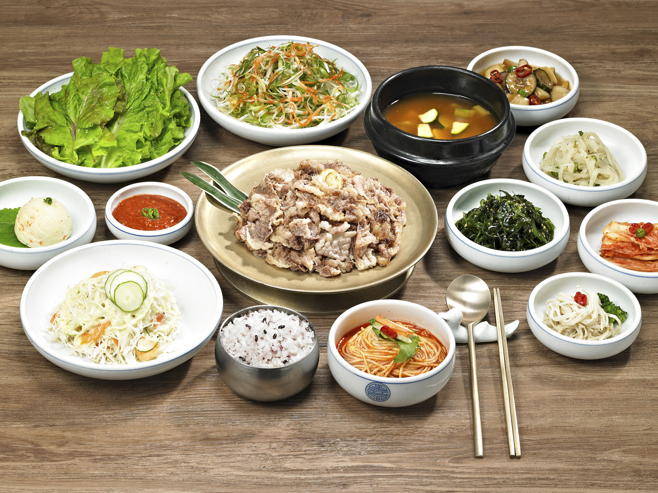 王妃家明洞炭火갈비套餐配小菜