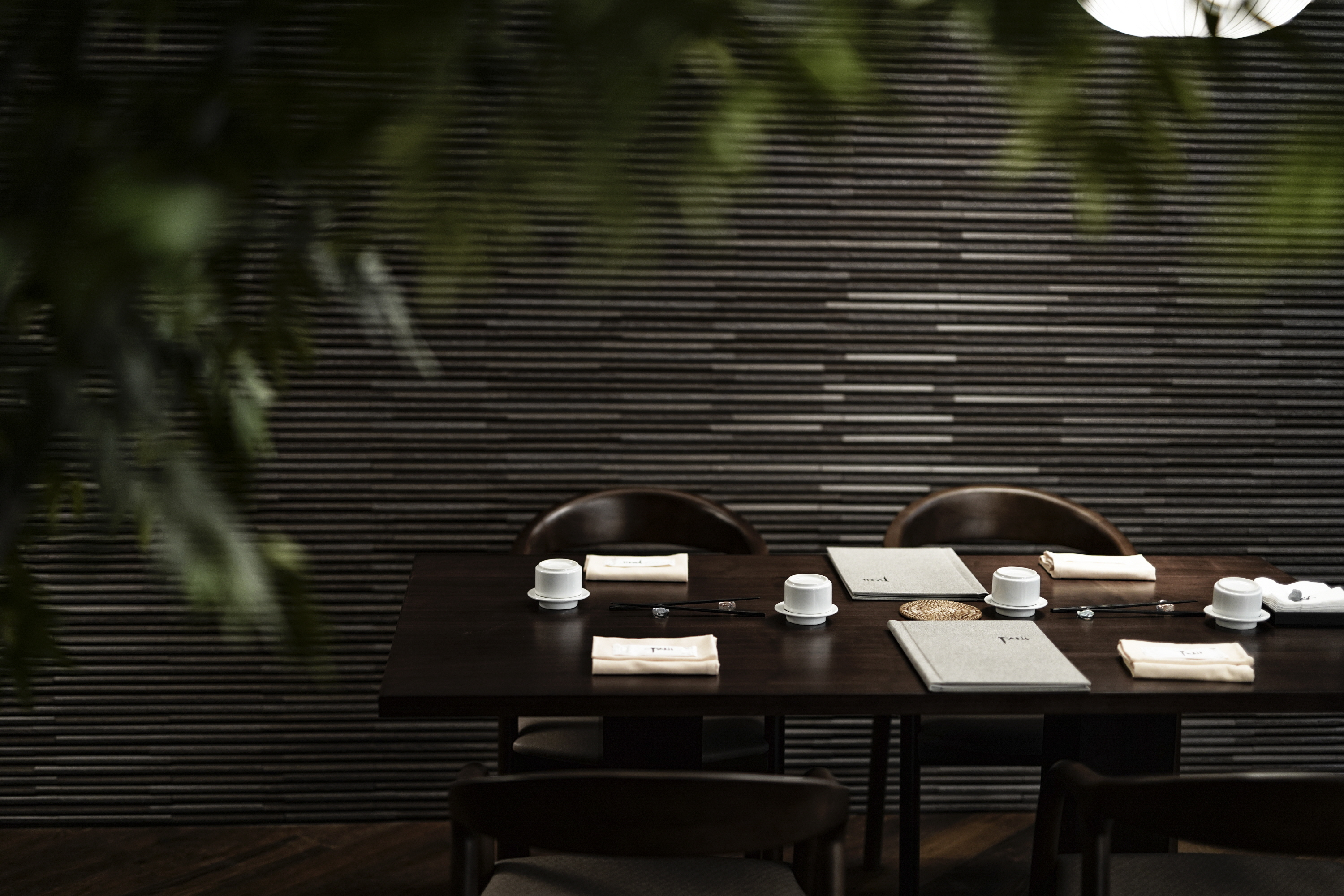 TANI ソウル駅のプラットフォームを見渡すダイニングルーム