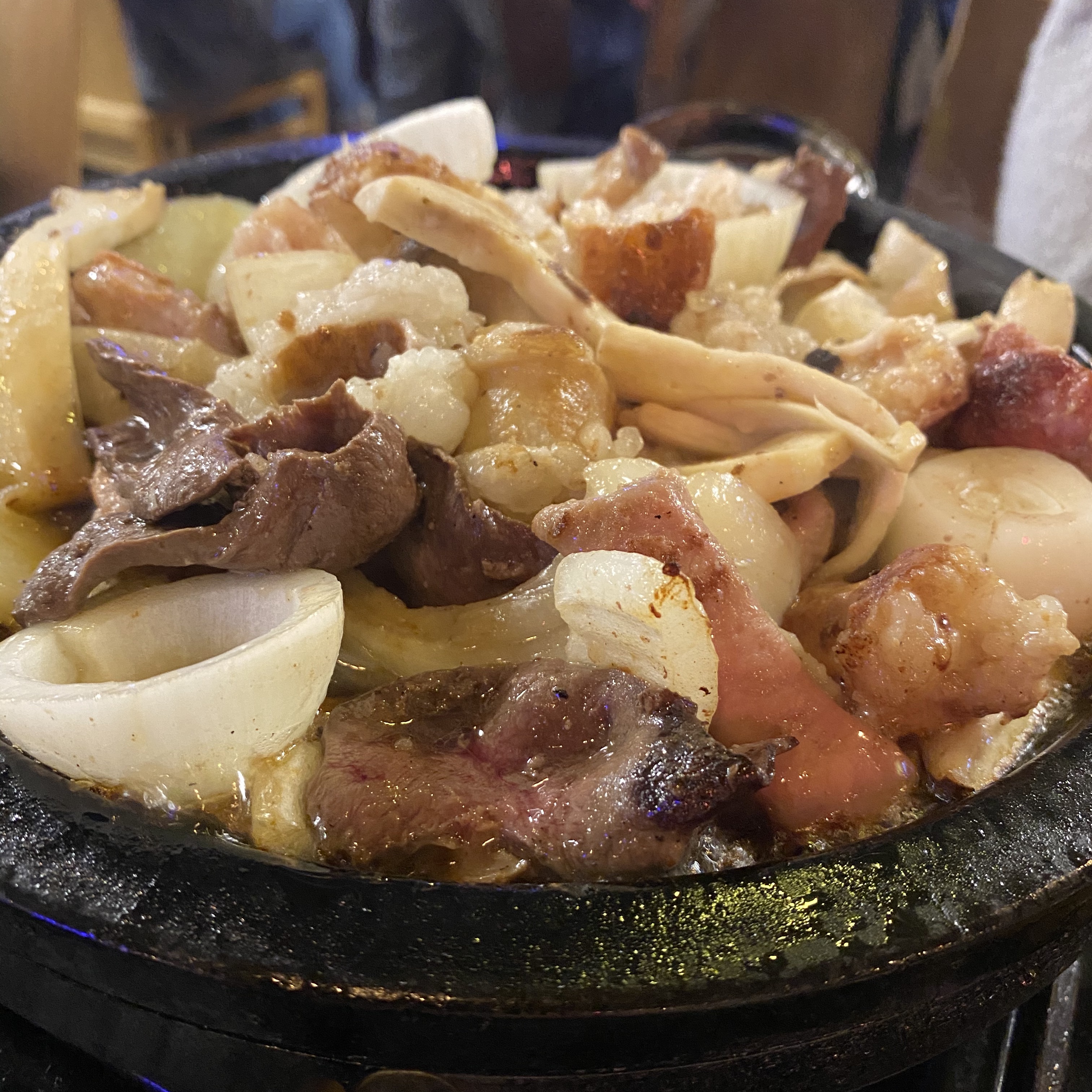 狎鸥亭罗迪欧街区煎烤至金黄的多样牛肠类