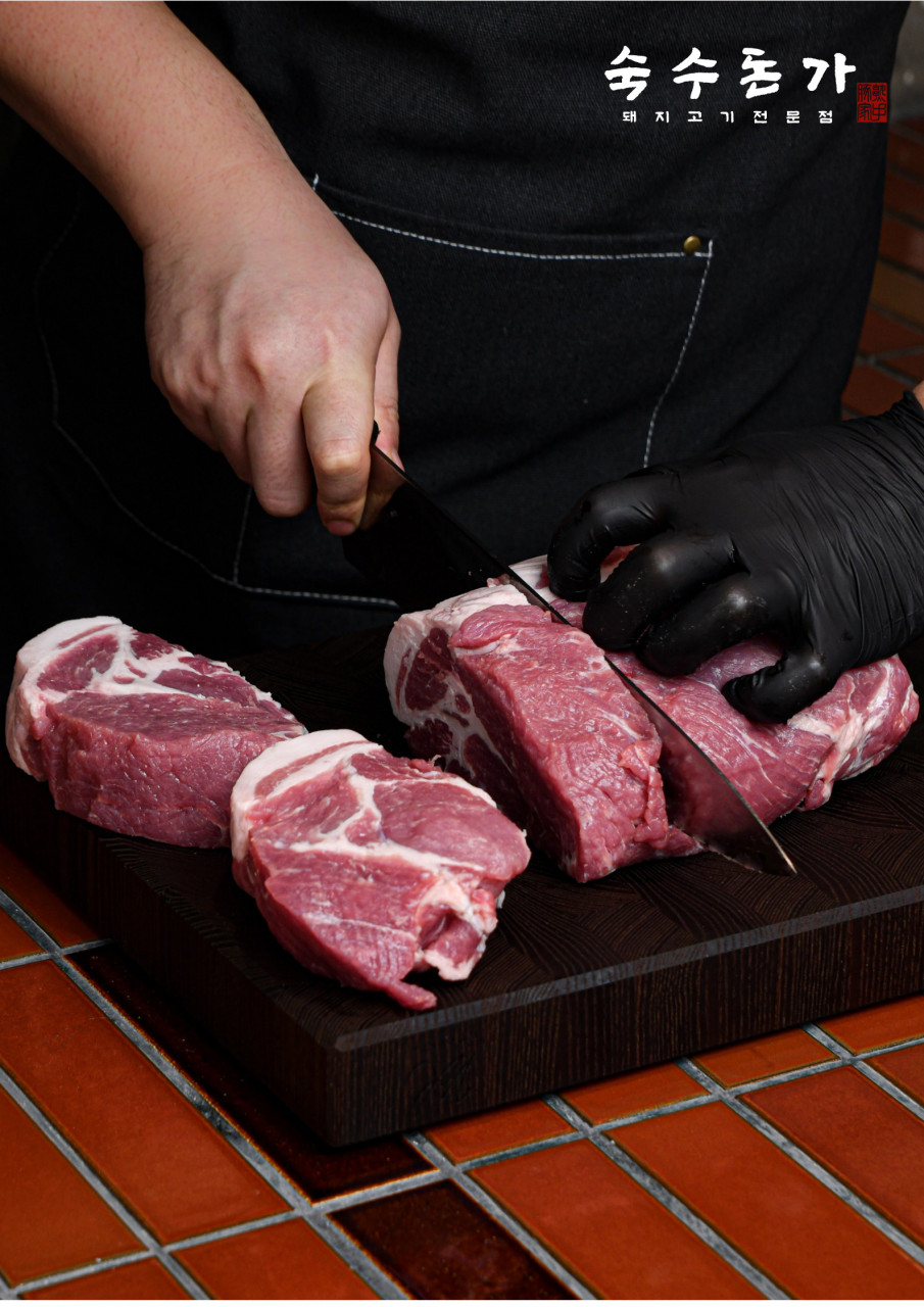 숙수돈가 송리단길점 的完美烤豬肉與自家小菜