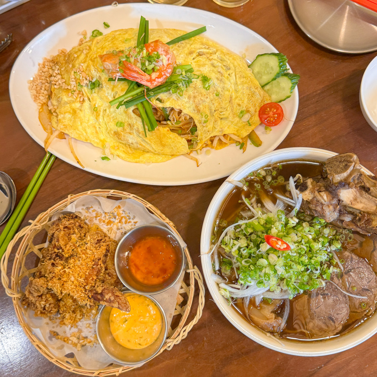 ソイ 三徳 タイのパッタイ、フォー、クリスピーチキン