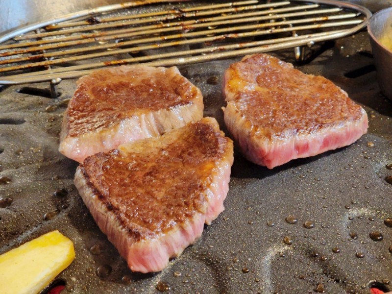 Majang Hanwoo grill—marbled cuts on a hot grate