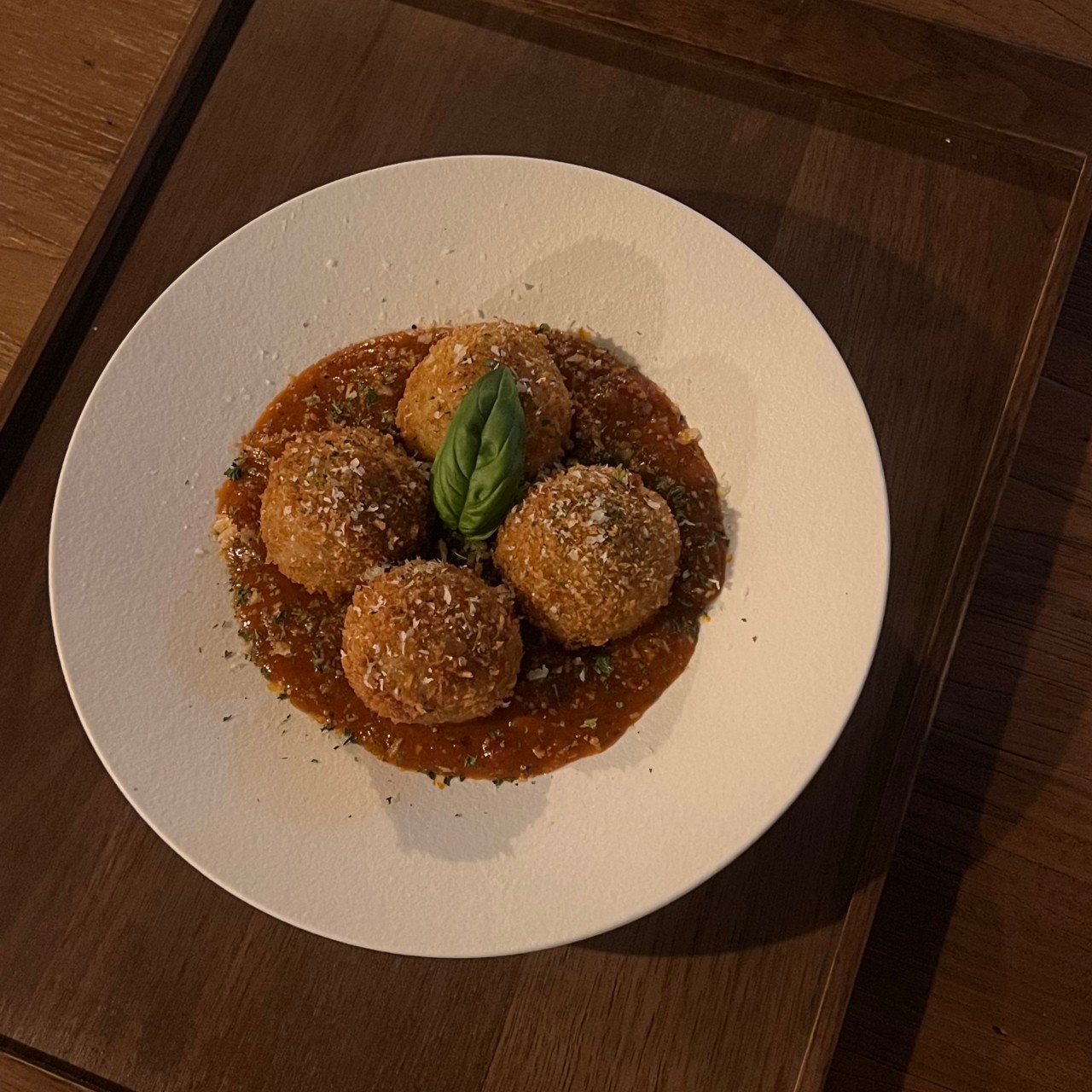 연희기획秘門入口與溫暖燈光下的黑膠酒廊